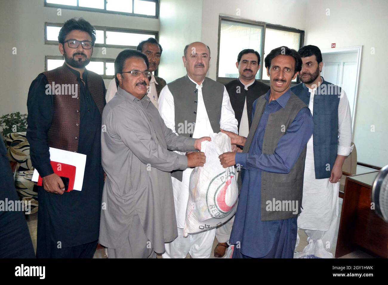 Der Vorsitzende von Hilal Ahmer, Balochistan, Bari Baraich, verteilt während der Zeremonie zur Verteilung der Ration am Mittwoch, den 06. Oktober 2021, im Presseclub Quetta Ration Packs an die Mitarbeiter. Stockfoto
