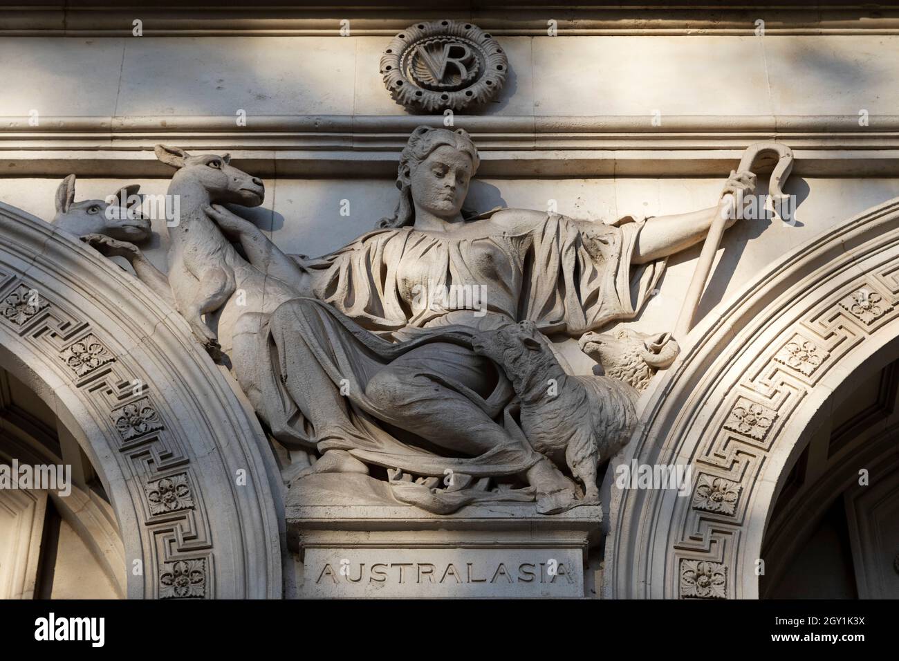 Bas Relieffigur, die den Kontinent Australasien auf der Fassade des Foreign, Commonwealth and Development Office in London, England, darstellt. Stockfoto