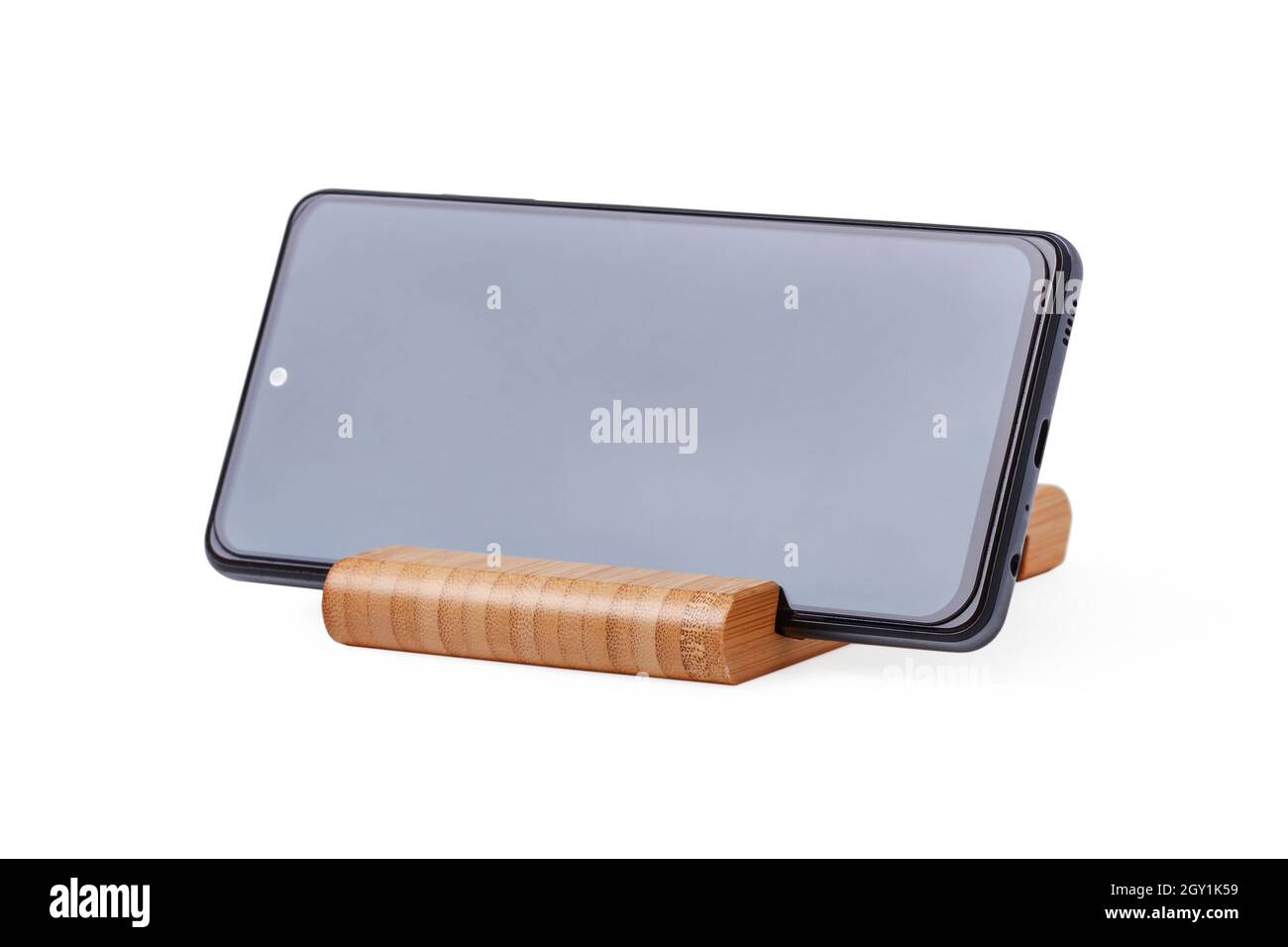 Smartphone auf Holzständer isoliert auf weiß Stockfoto