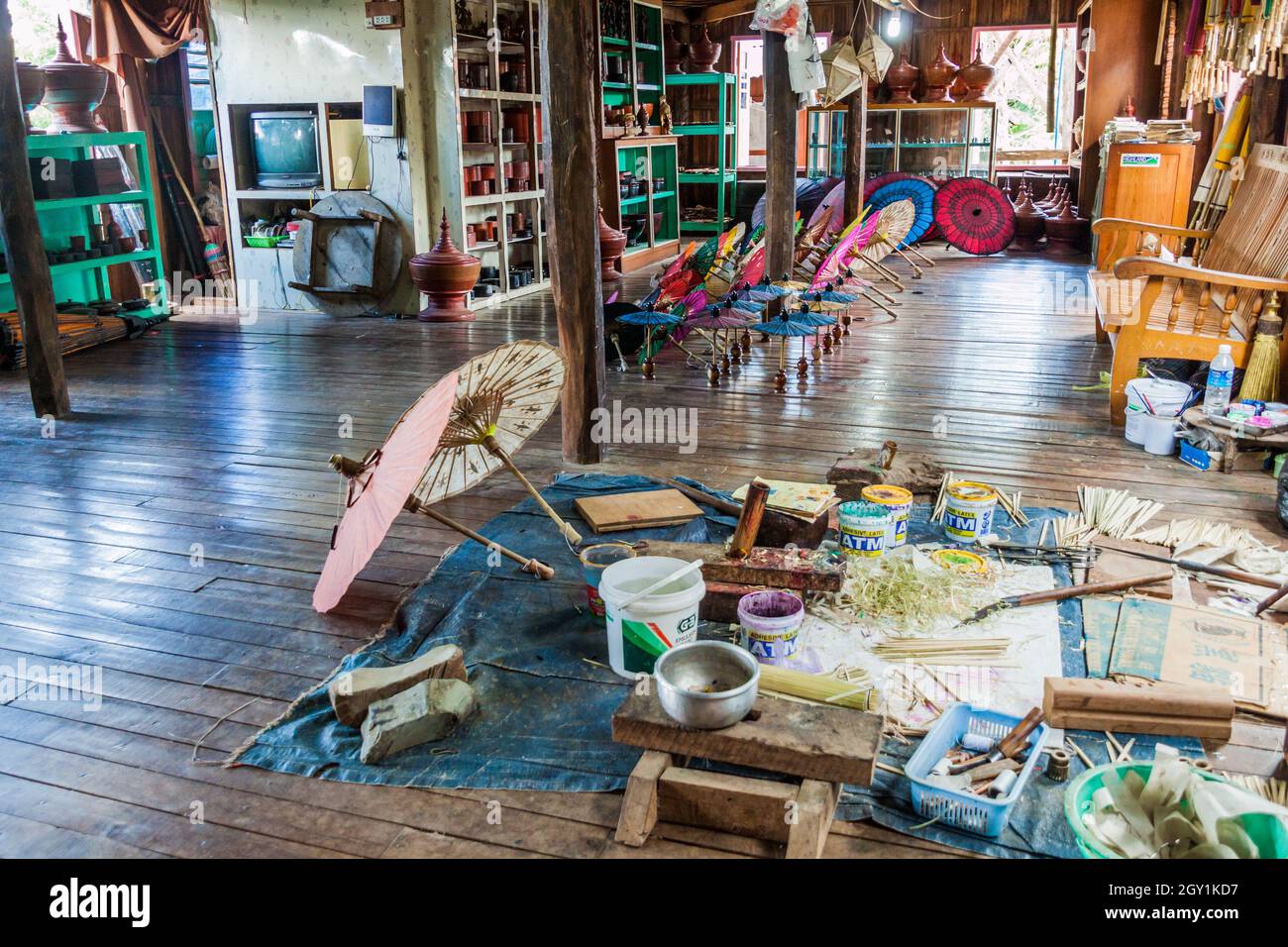 INLE, MYANMAR - 28. NOVEMBER 2016: Interieur eines traditionellen Dachworkshops am Inle See, Myanmar Stockfoto