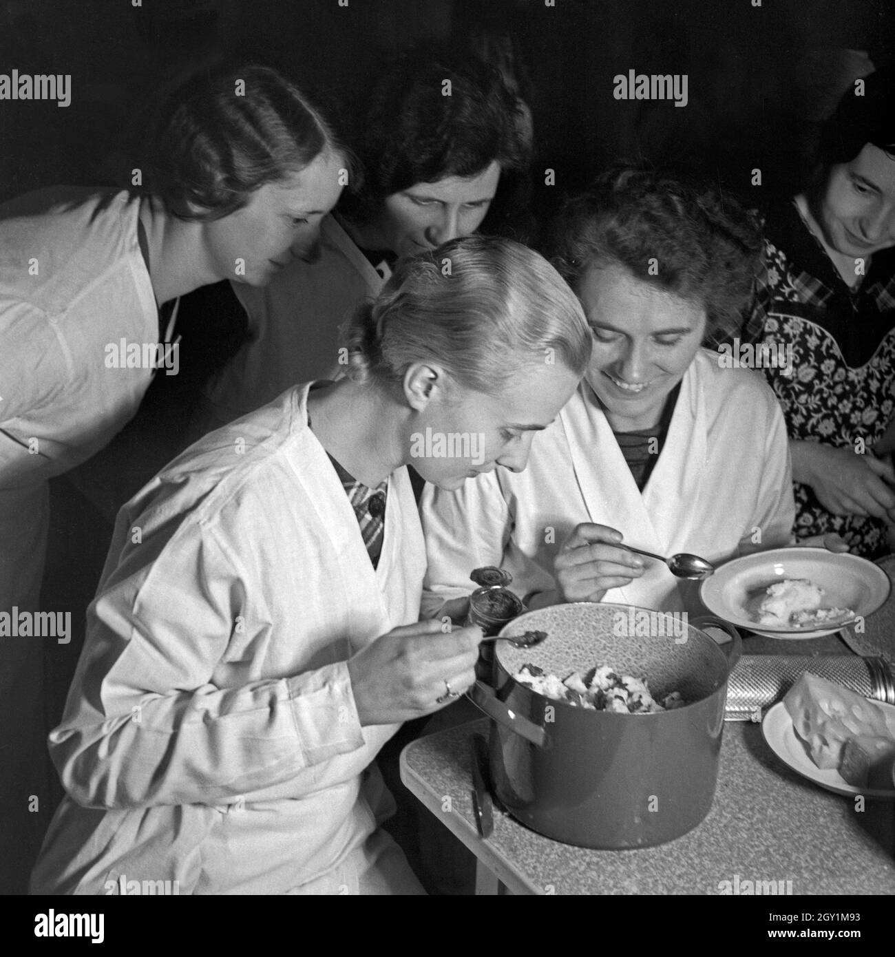 Frauen lernen Prävention und Gesundheitserziehung bei einer Mütterschulung des Reichsmütterdienstes in Essen teil, Deutschland 1930er Jahre. Frauen lernen, wie sie bei einer Mutter Ausbildung der Reichsmuetterdienst in Essen, Deutschland der 1930er Jahre zu kochen. Stockfoto