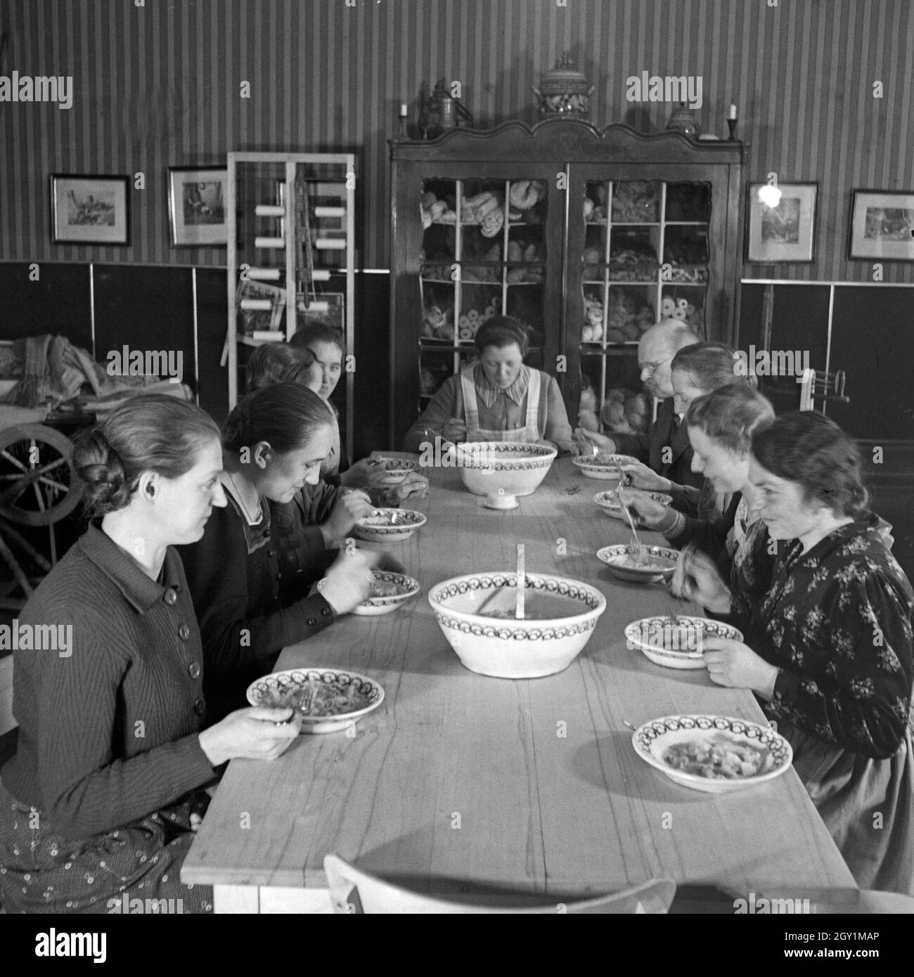 Eine Gruppe Frauen nimmt ihre Mahlzeit gemeinsam ein in der webschule in Sommerfeld in der kurmark, Deutschland 1930er Jahre. Eine Gruppe von Frauen, havin Mittagessen an der Schule für das Weben an Sommerfeld, Deutschland 1930. Stockfoto