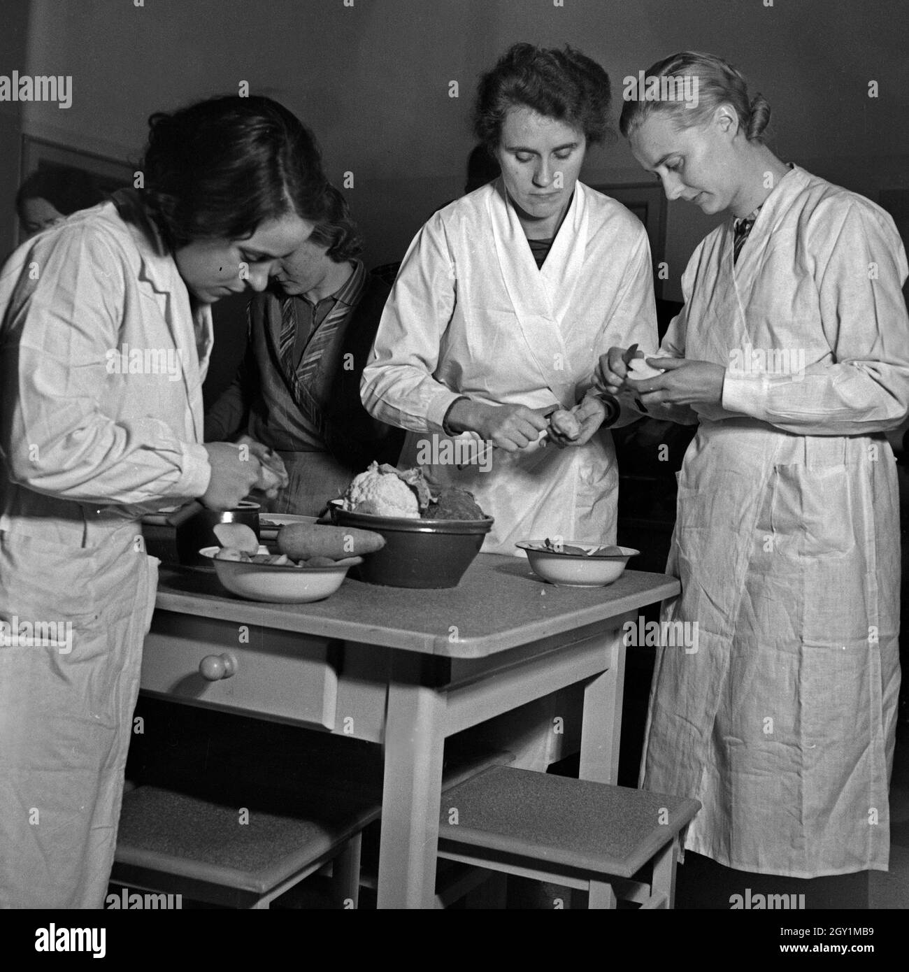 Frauen lernen Prävention und Gesundheitserziehung bei einer Mütterschulung des Reichsmütterdienstes in Essen teil, Deutschland 1930er Jahre. Frauen lernen, wie sie bei einer Mutter Ausbildung der Reichsmuetterdienst in Essen, Deutschland der 1930er Jahre zu kochen. Stockfoto