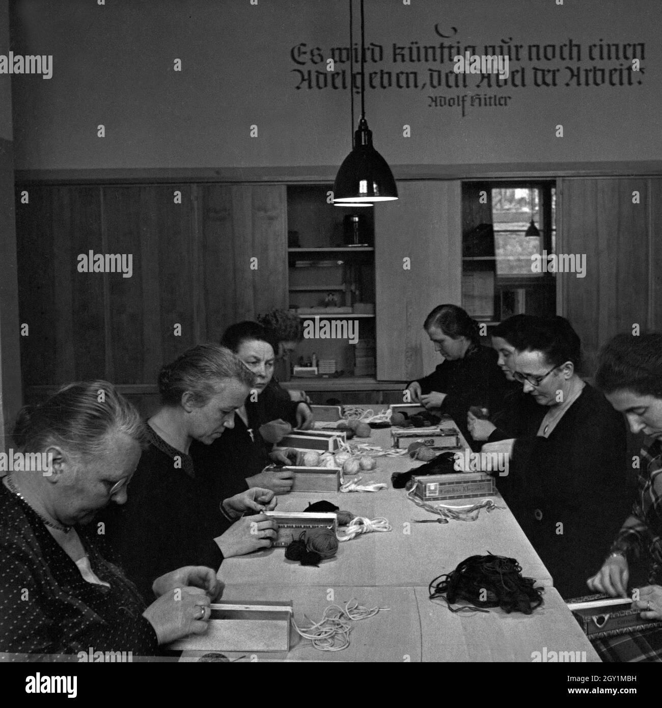 Frauen bei einer Handarbeitsstunde im Rahmen einer Mütterschulung des Reichsmütterdienstes, Deutschland 1930er Jahre. Frauen tun einige Handarbeit an eine Mutter Ausbildung der Reichsmuetterdienst, Deutschland 1930. Stockfoto