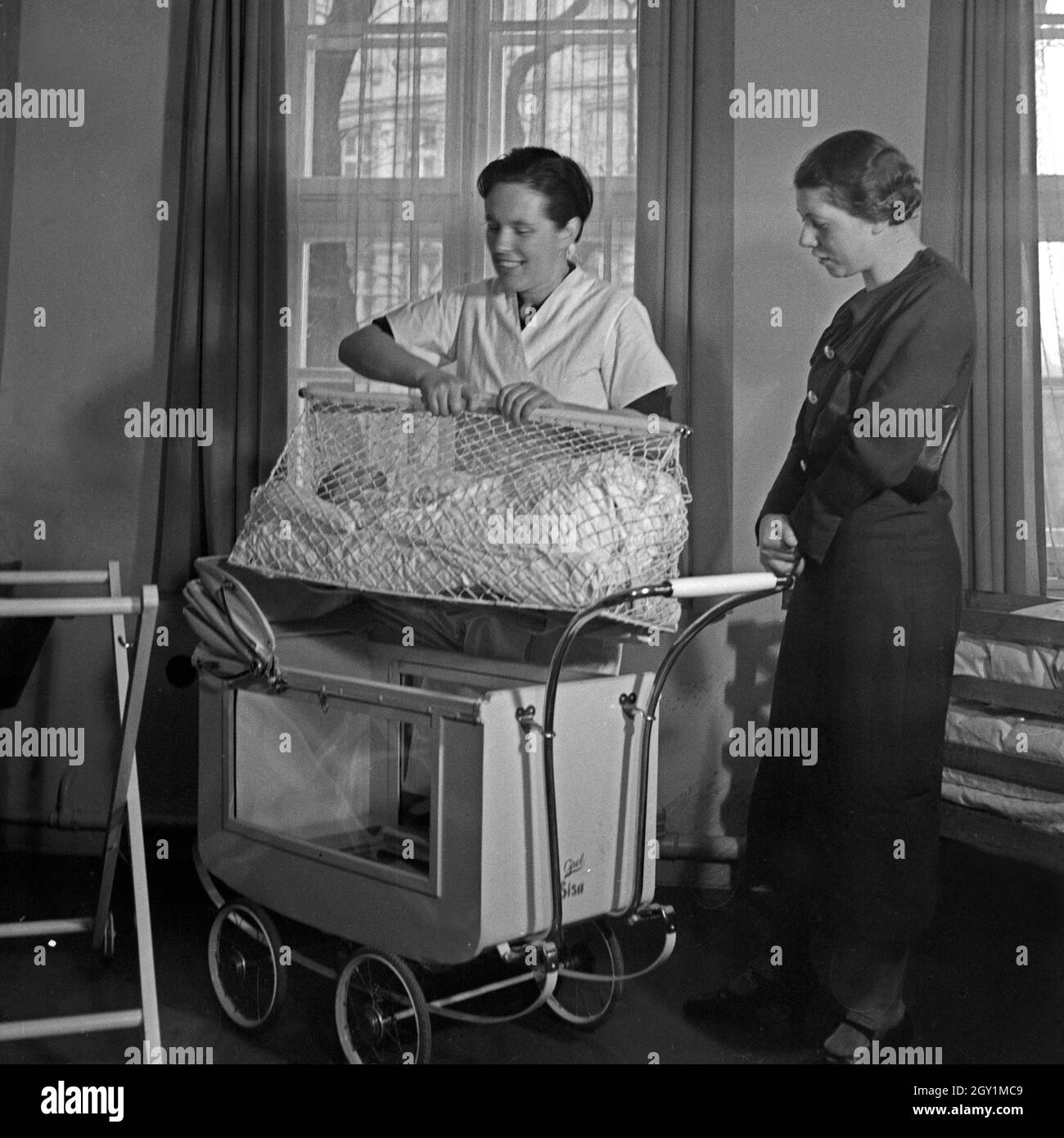 Frauen nehmen eine einer Mütterschulung des Reichsmütterdienstes in Essen teil, Deutschland 1930er Jahre. Frauen Particpating in einer Mutter Ausbildung der Reichsmuetterdienst in Essen, Deutschland 1930. Stockfoto
