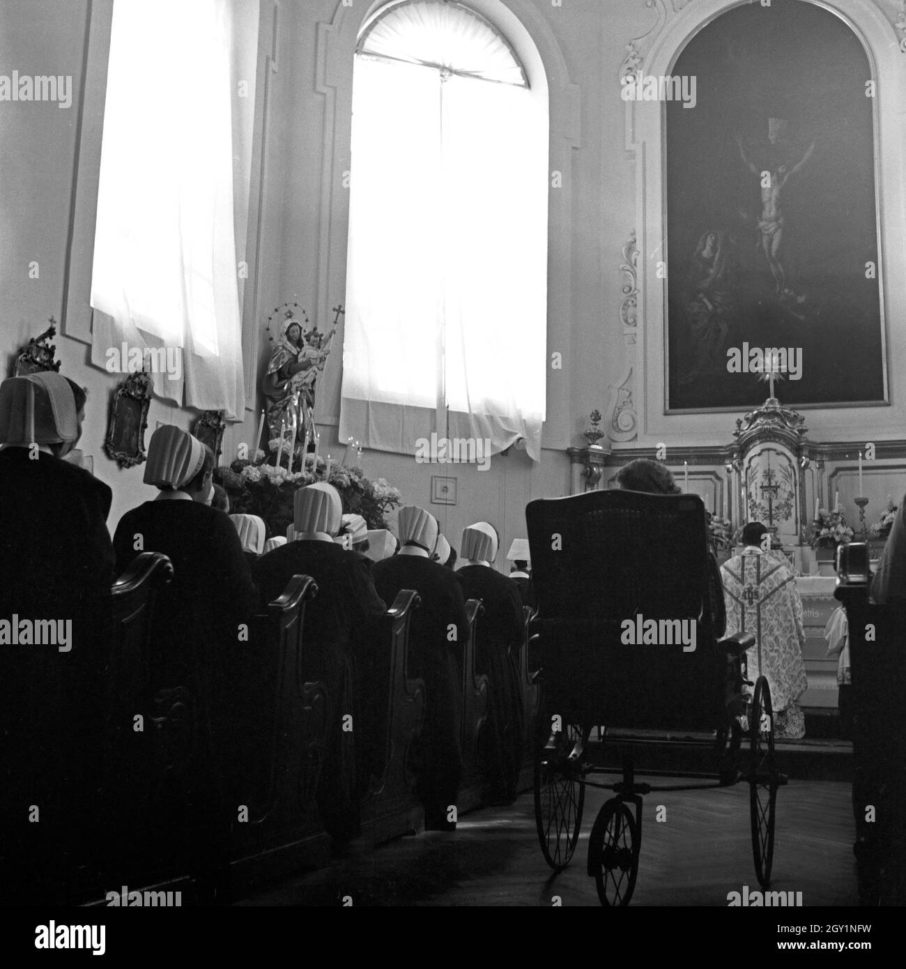 Gottesdienst in der Kapelle des Rotkreuzkrankenhauses in der Nymphenburger Straße in München, Deutschland 1930er Jahre. Gebet in der Kapelle des Rotes Kreuz Krankenhaus bei München, Deutschland 1930. Stockfoto