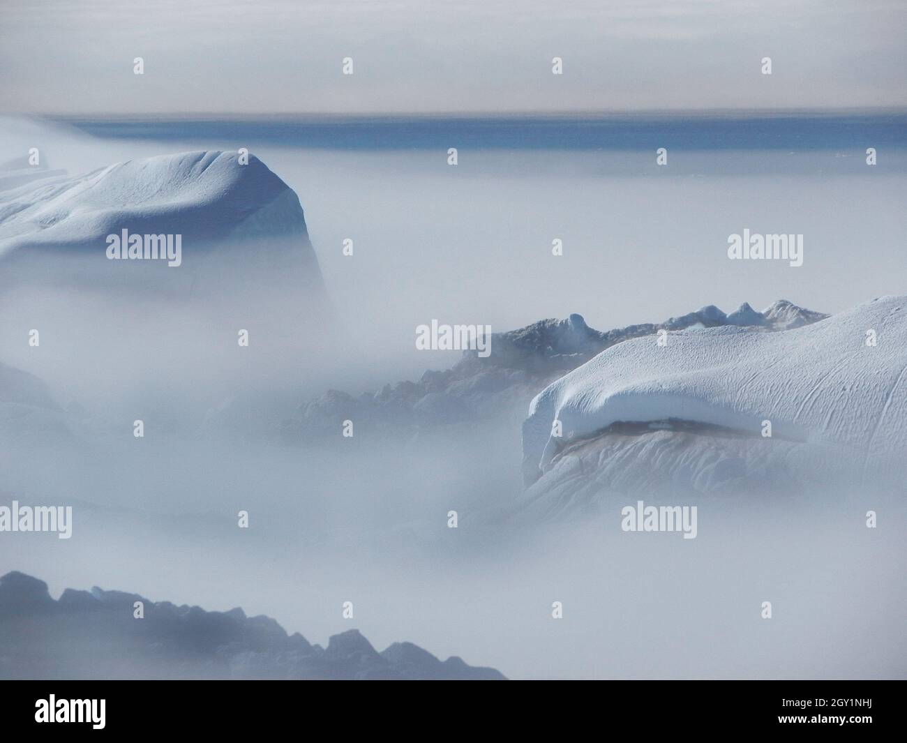 Grönländische Eisberge mit Nebel bedeckt Stockfoto