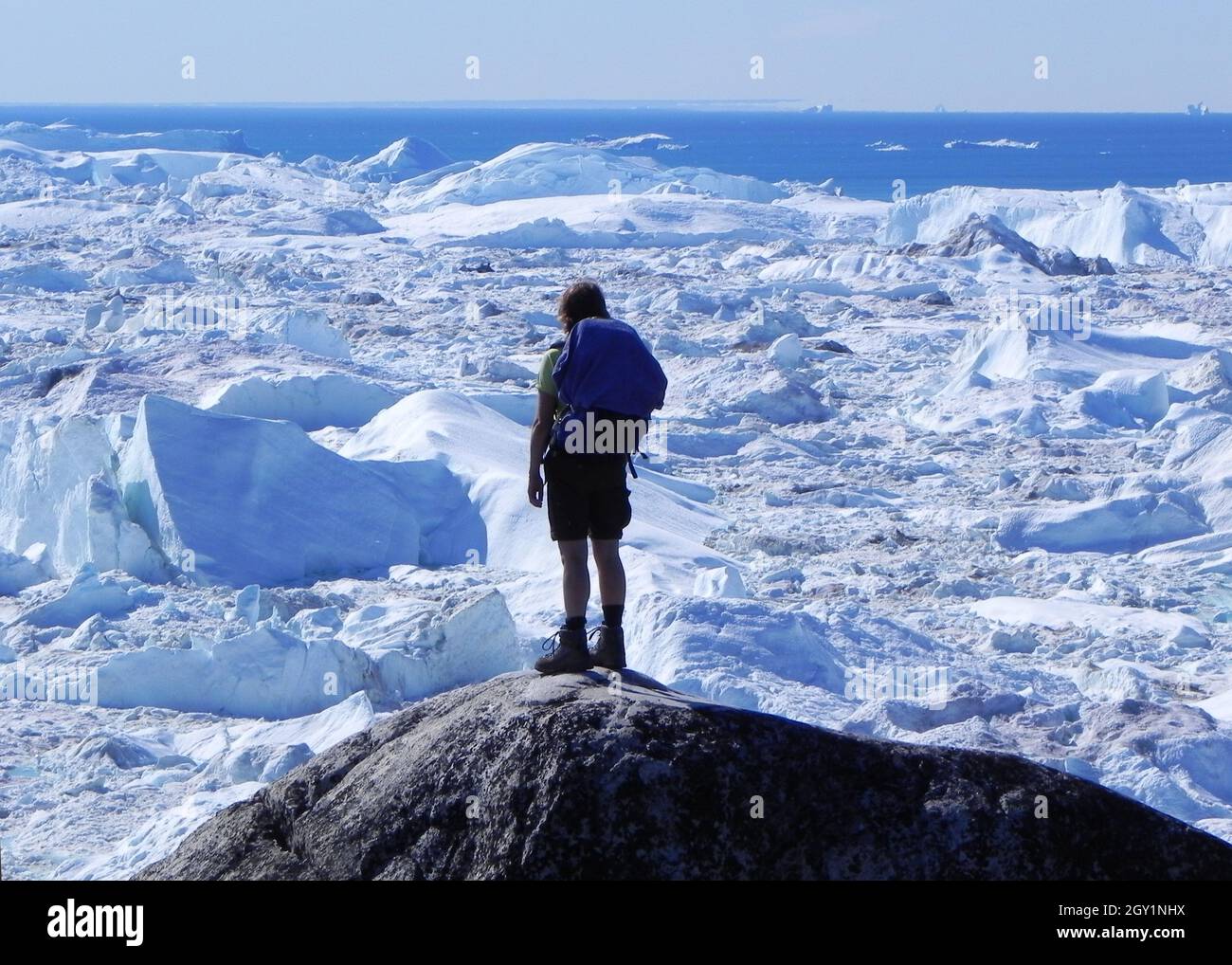 Wanderperson, die auf ein grönländischer Eisschild schaut Stockfoto