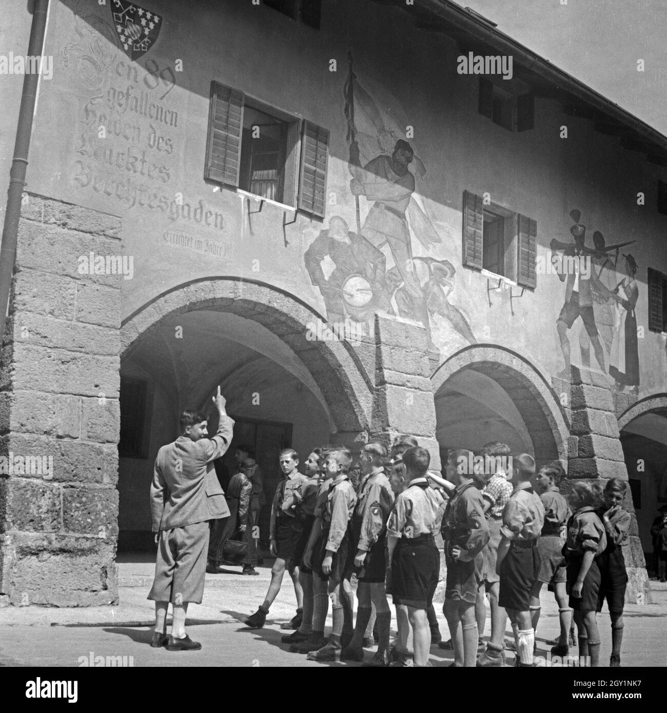 Eine Schar Hitlerjungen Wird einem Das Spuren Für Den Weltkrieg in Berchtesgaden Geführt, 1930er Jahre Deutschland. Ein Bündel von Hitler Jugend Jungen auf Sightseeingtour durch Berchtesgaden, hier in WWI Gedenkstätte, Deutschland der 1930er Jahre. Stockfoto