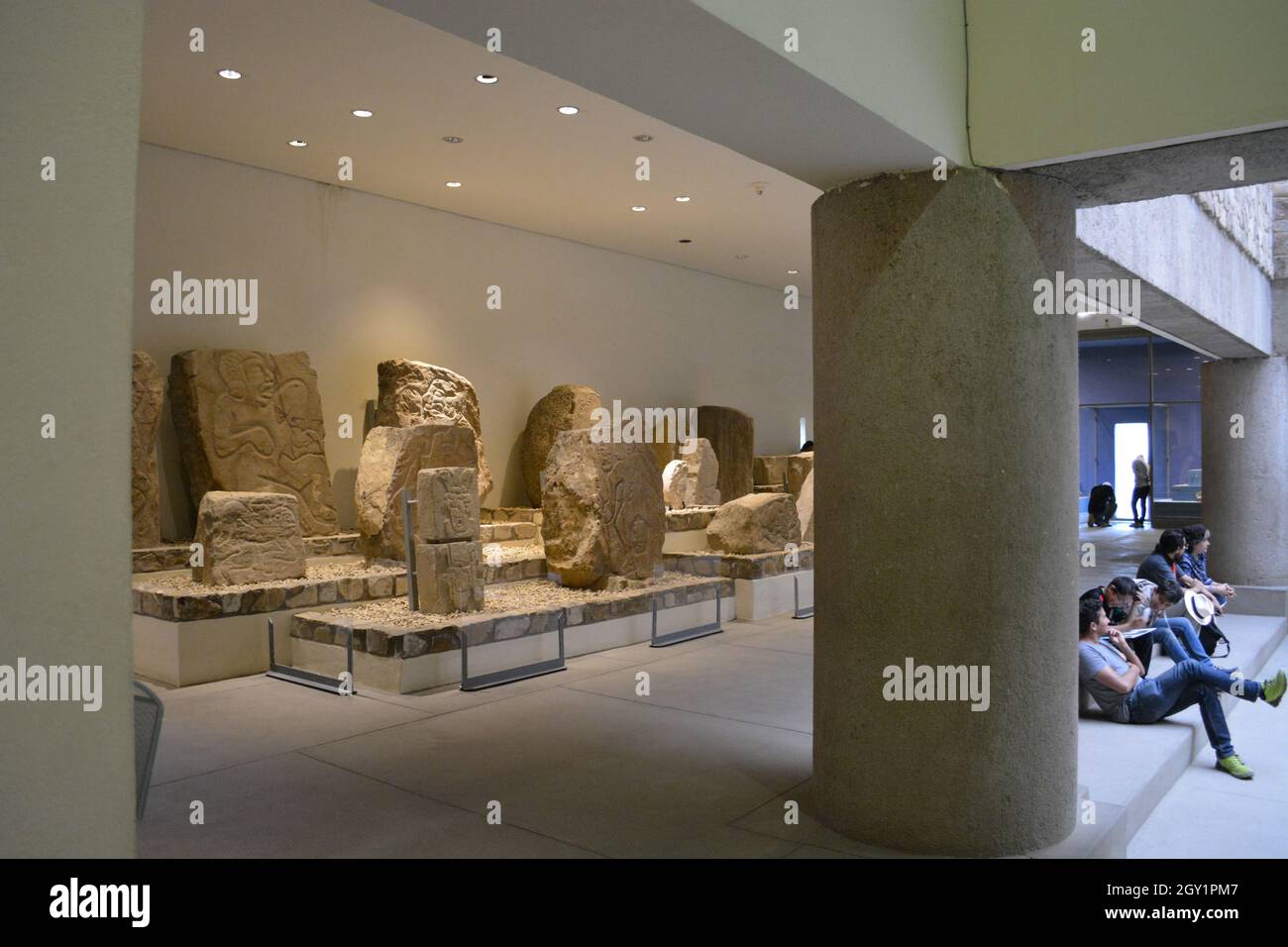 Junge Menschen besuchen das Museum der Stätte von Monte Alban Stockfoto