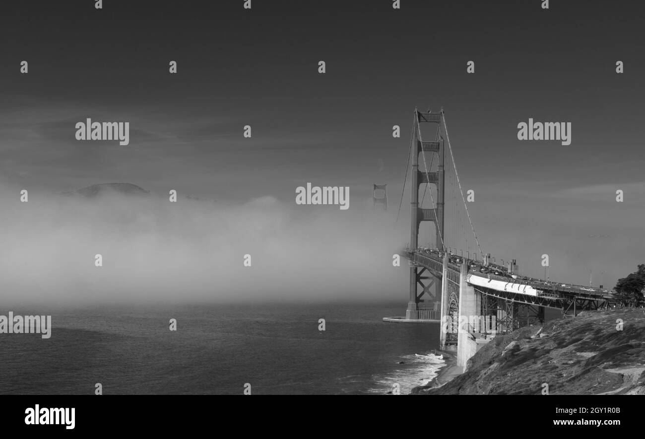 Blick auf Golden Gate Bridge und Zypressen vom Parkplatz Battery Godfrey Stockfoto