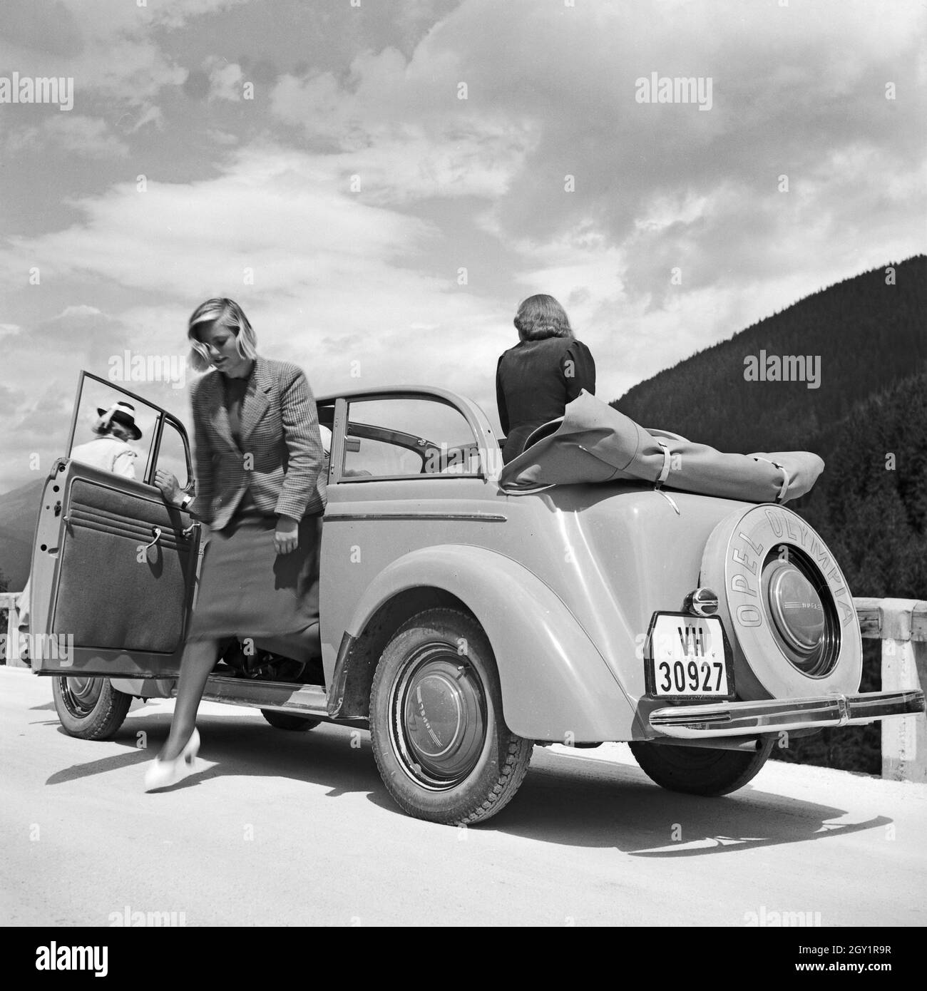 Mit Dem Opel Olympia Unterwegs in der Wachau in Österreich, Deutschland, 1930er Jahre. Auf der Straße mit einem Opel Modell Olympia im Bereich Wachau in Österreich, Deutschland der 1930er Jahre. Stockfoto