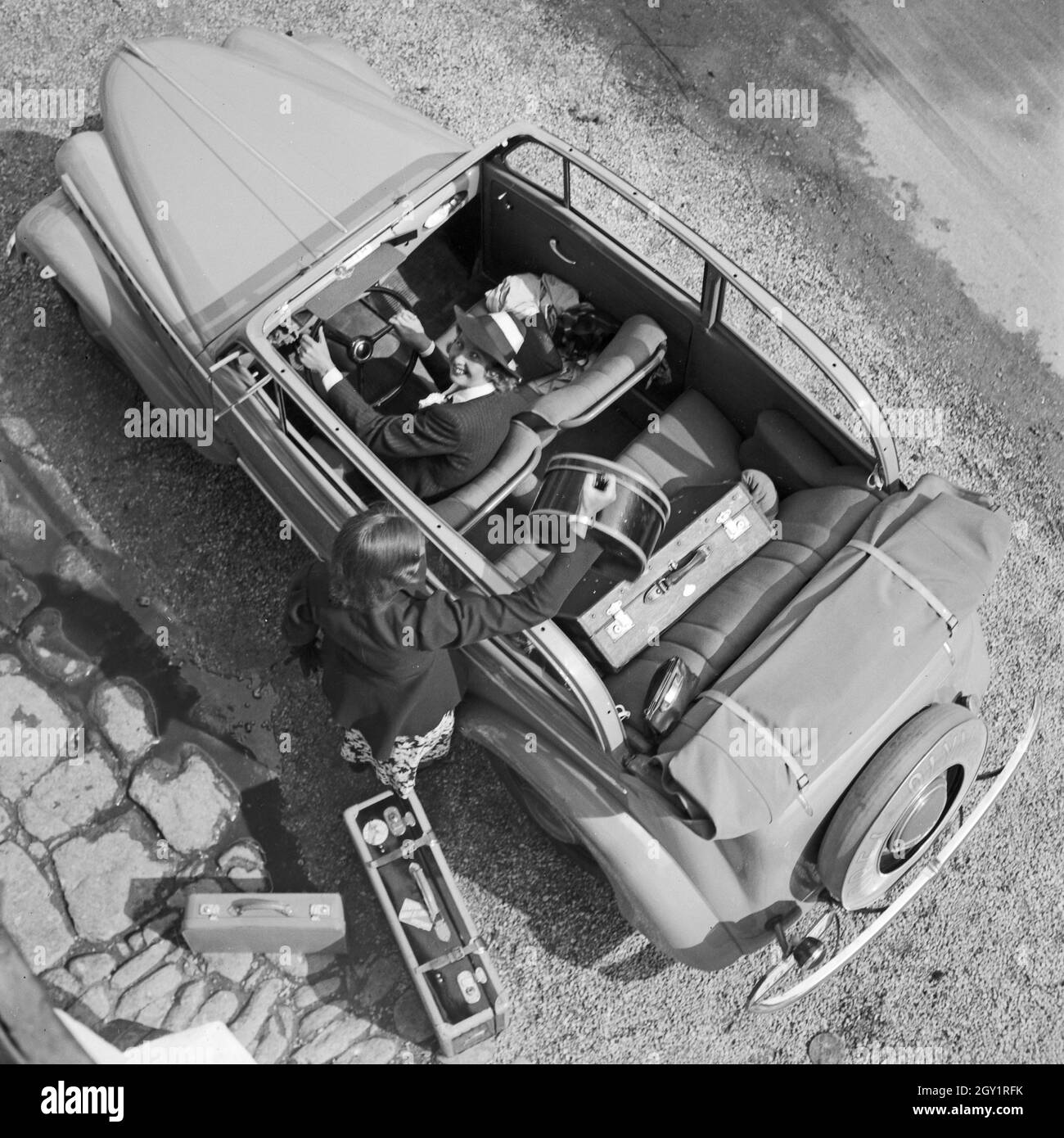 Mit Dem Opel Olympia Unterwegs in der Wachau in Österreich, Deutschland, 1930er Jahre. Auf der Straße mit einem Opel Modell Olympia im Bereich Wachau in Österreich, Deutschland der 1930er Jahre. Stockfoto