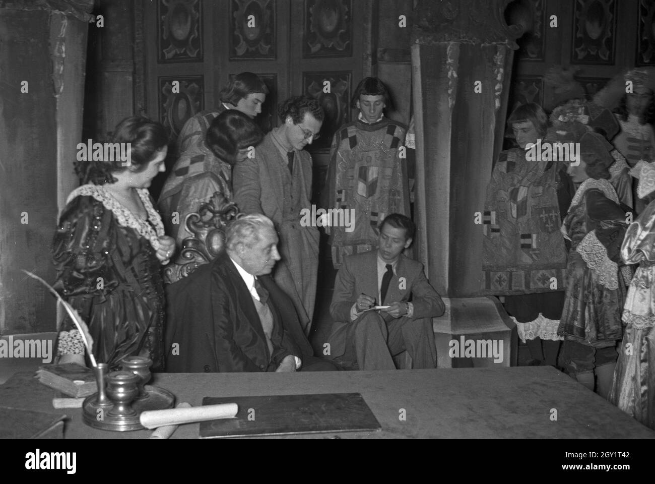 Vorbereitung einer Aufführung an der Oper, Deutschland 1940er Jahre. Vorbereitung einer Opernaufführung, Deutschland 1940er Jahre. Stockfoto