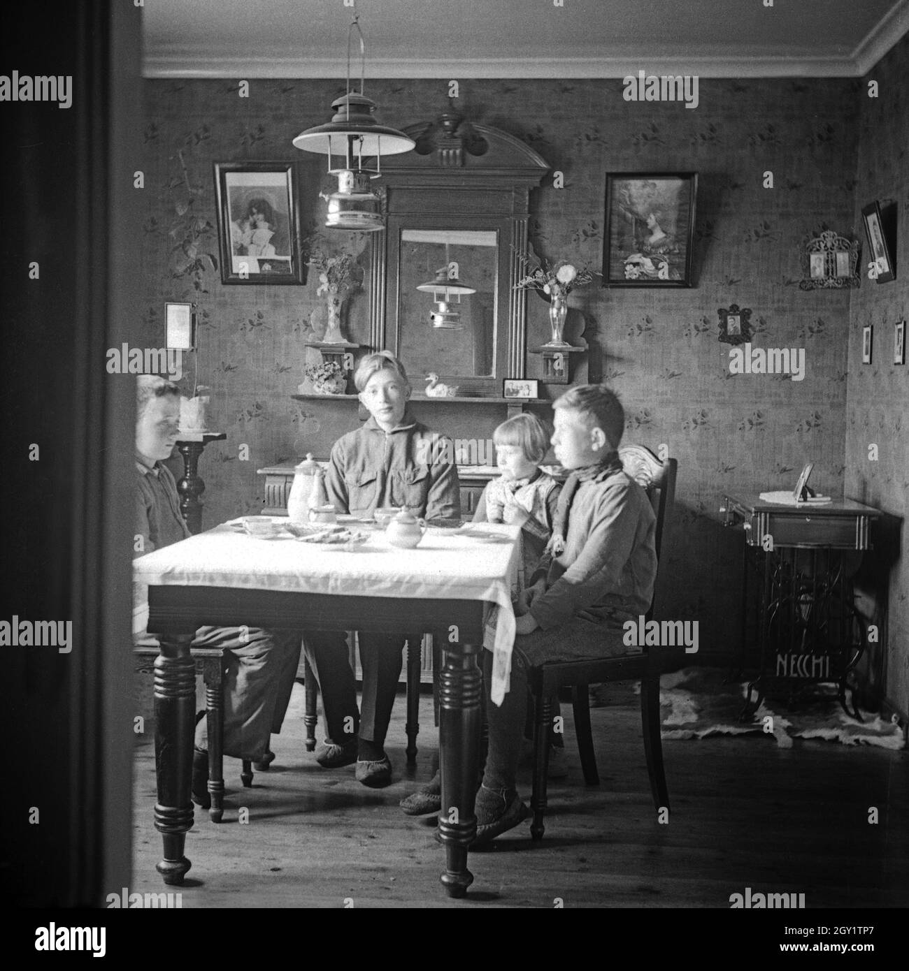 Auf einer Reise nach Island, hier: Blick in ein gesetzliches Wohnzimmer, Island 1930er Jahre. Reisen nach Island, hier: Isnide ein isländisches Wohnzimmer, Island 1930er Jahre. Stockfoto