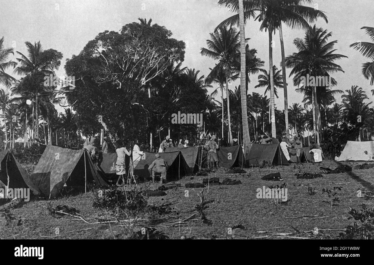 Die afrikanische Askari-Schutztruppe erriet ein Zeltager, Deutsch-Ostafrika 1900er Jahre. Afrikanische Askari patrouillieren und bauen ein Zeltlager, Deutsch-Ostafrika 1900er Jahre. Stockfoto