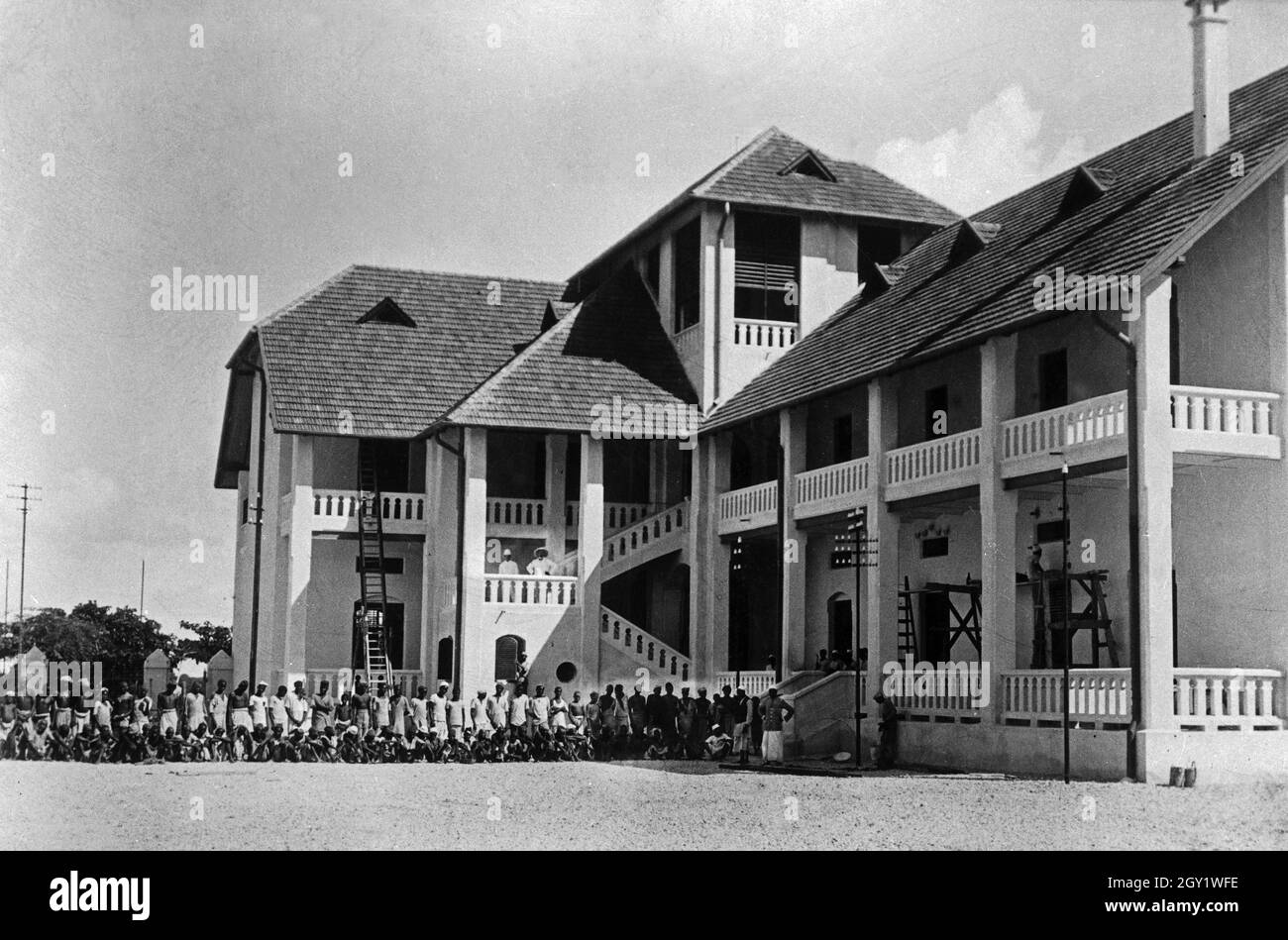 Farmhaus mit Angestellen in Deutsch-Ostafrika, 1900er Jahre. Bauernhaus mit Bediensteten, Deutsch Ostafrika 1900er Jahre. Stockfoto
