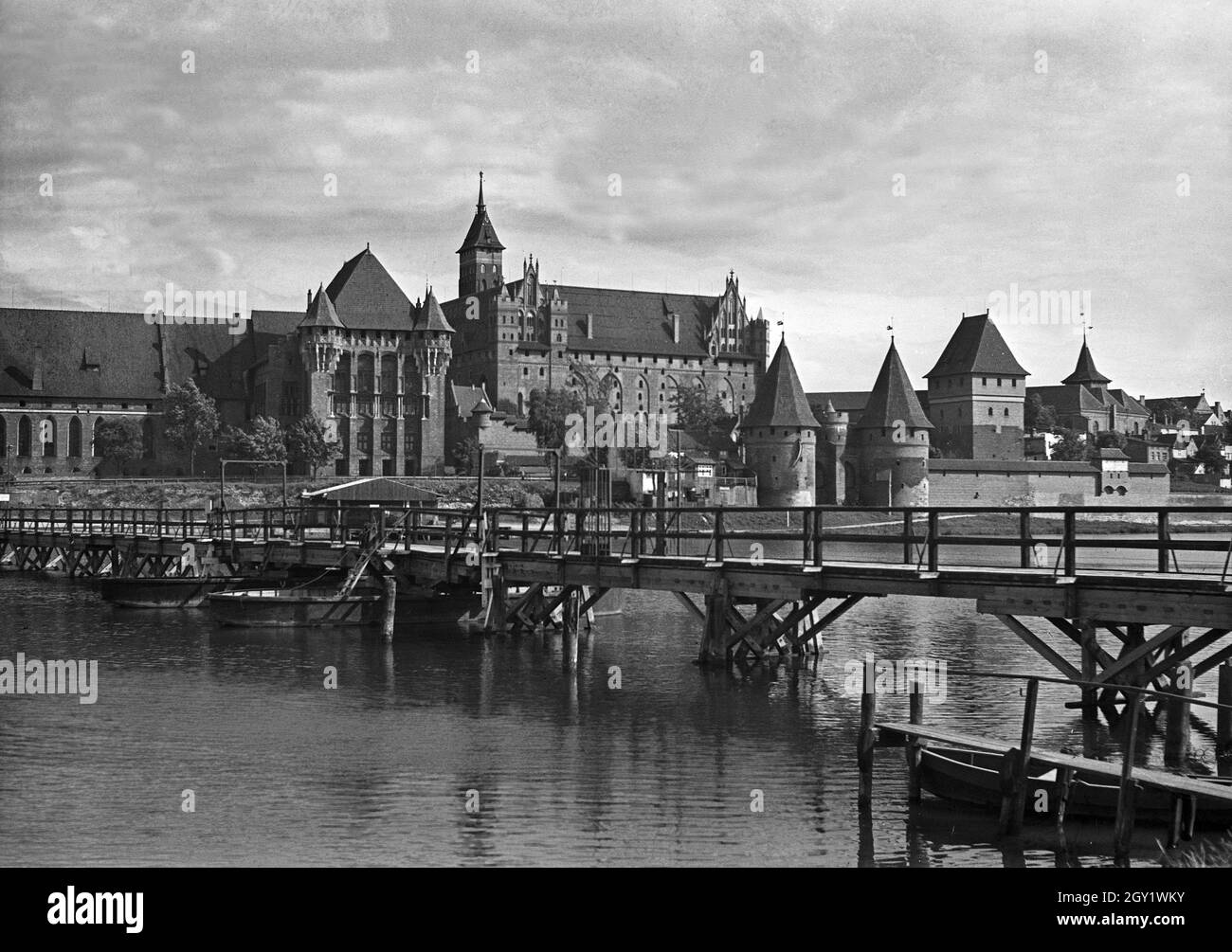 Hitlerjungen besuchen die Marienburg an der Nogat, Deutschland 1930er Jahre. Hitler-Jugendliche machen eine Besichtigungstour zum Schloss Marienburg am Fluss Nogat, Deutschland 1930er Jahre. Stockfoto