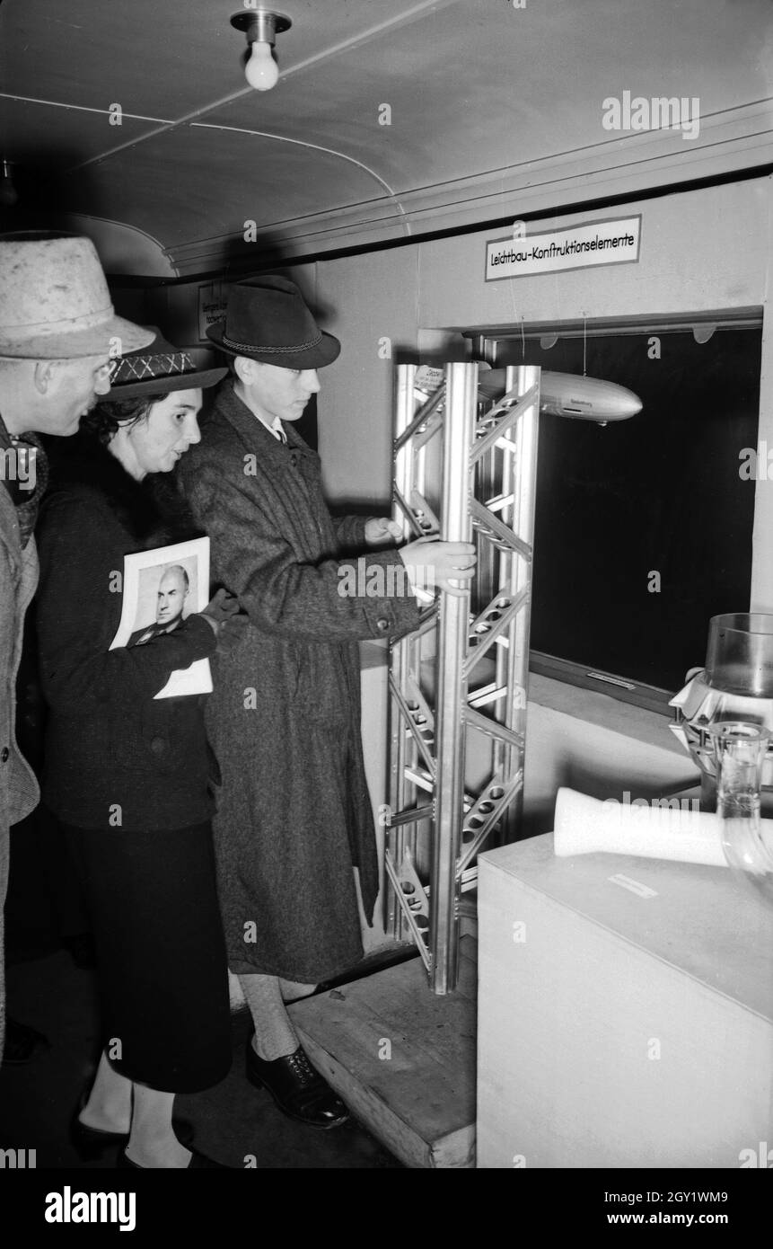 Ausstellungsbesucher informieren sich auf der 'Sudetenfahrt der deutschen Technik' über die neuesten deutschen Erfahrungen auf dem Gebiet der Technik, hier: Stahltraverse für den Zeppelinbau, Deutschland 1930er Jahre. Besucher, die durch die Ausstellung der Propagandaausstellung "Sonderfahrt der deutschen Technik" gehen, hier Stahlsäule für Zeppelin-Luftschiffbau, Deutschland 1930er Jahre. Stockfoto