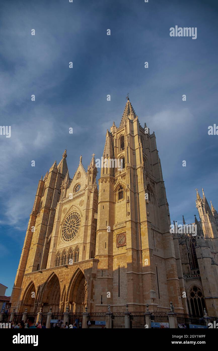 Außenansicht der wunderschönen Kathedrale von Leon in Spanien Stockfoto