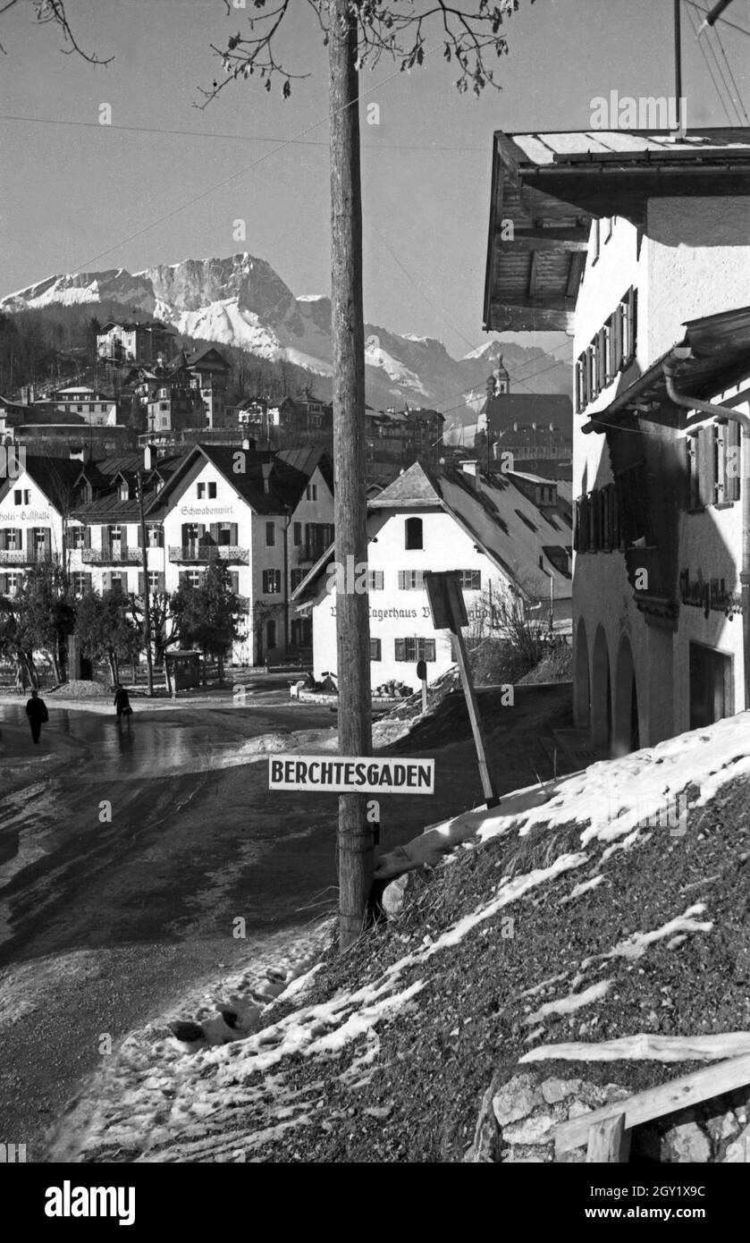 Unterwegs im Berchtesgadener Land, hier: Hotel und Gasthaus Schwabenwirt, Deutschland 1940er Jahre. Rund um Berchtesgaden, hier: Hotel und Restaurant Schwabenwirt, Deutschland 1940er Jahre. Stockfoto