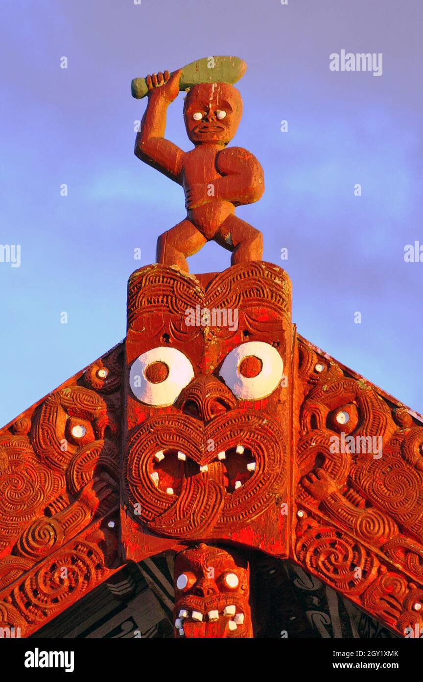 Tekoteko auf dem Whare Whakairo ist gefüllt mit Maori Vorfahren Symbolik. Der Ganzkörper-Tekoteko und der große Gesicht-Tekoteko befinden sich auf dem Giebel des Versammlungshauses im Whaka Village in Rotorua, Neuseeland. Stockfoto