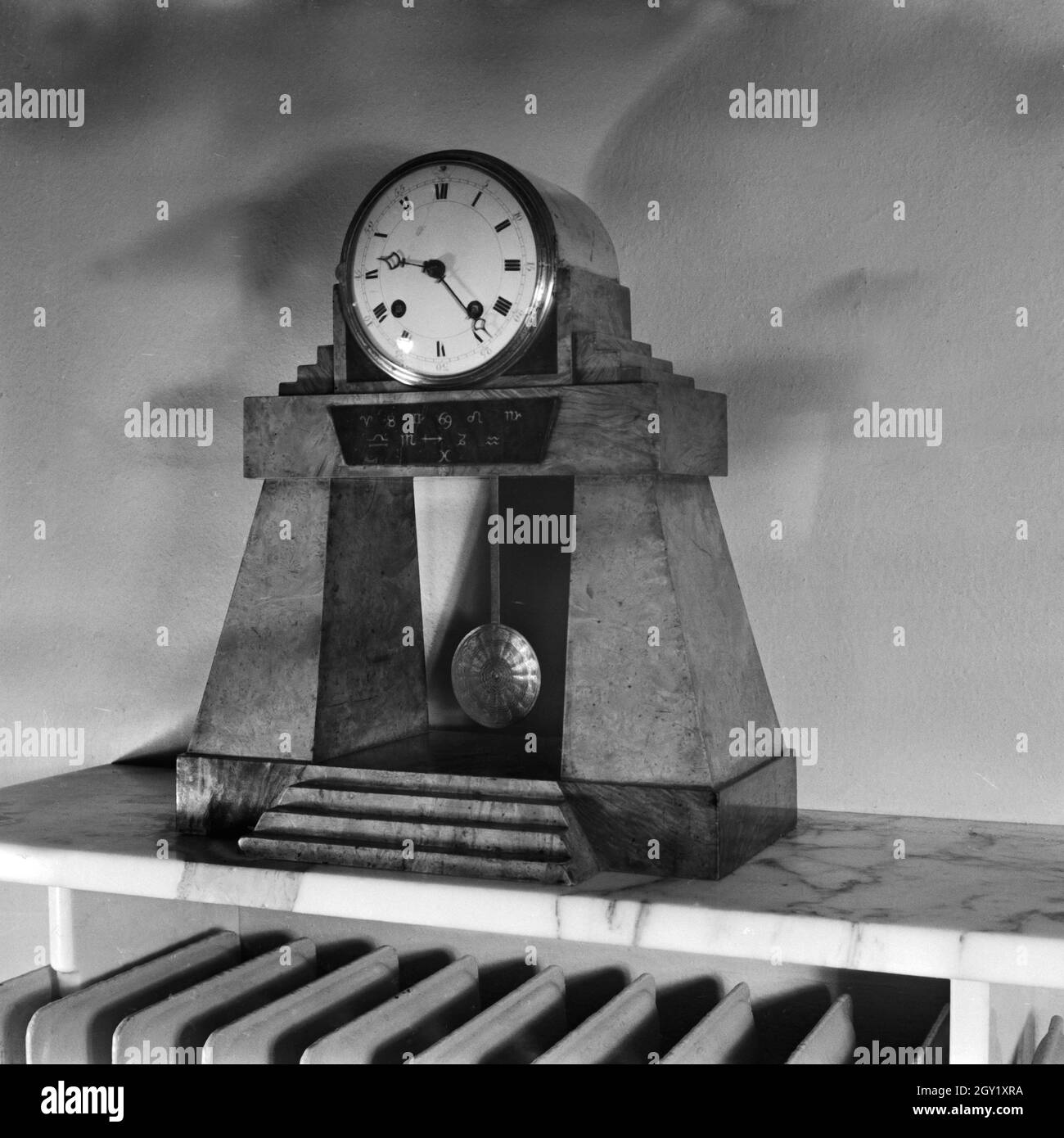 Reproduction aus der Sammlung Erich Retzlaff: Uhr auf einem Kaminsims, Deutschland 1930er Jahre. Reproduktion aus der Sammlung Erich Retzlaff: Uhr auf einem Schimneypiece, Deutschland 1930er Jahre. Stockfoto