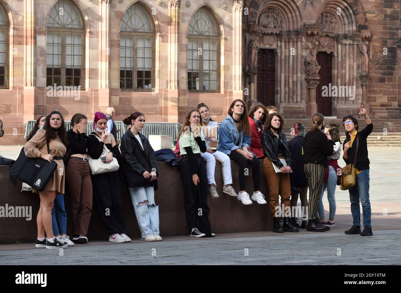 Französische Studenten mit Tutorlehrerin, die vor Ort in Straßburg im Freien studiert Frankreich französische Studentenklassen Mädchen Schülerausbildung Stockfoto