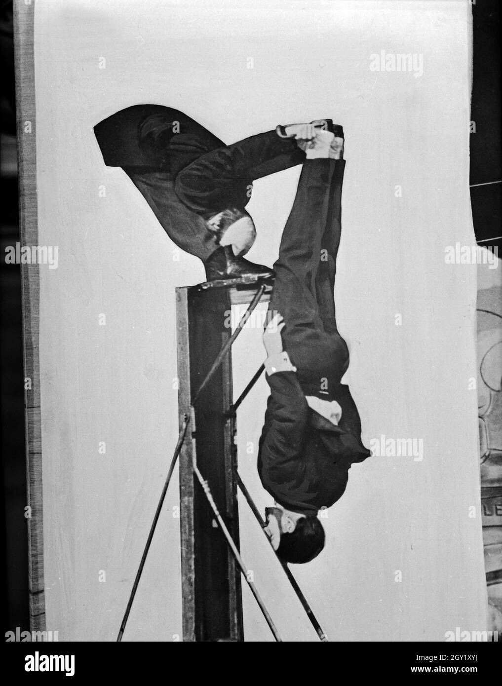 Reproduktion aus dem Mauritius Verlag: zwei Akrobaten bei einem Kunststück, Deutschland 1930er Jahre. Reproduktion von Mauritius Verlag: zwei akrobaten zeigen ein Meisterwerk, Deutschland, 1930. Stockfoto