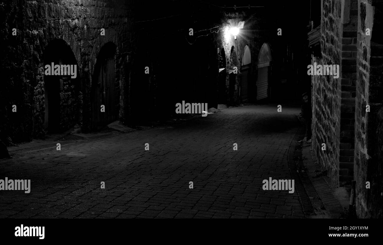 Moody Street Szene in der Dunkelheit der Nacht Stockfoto
