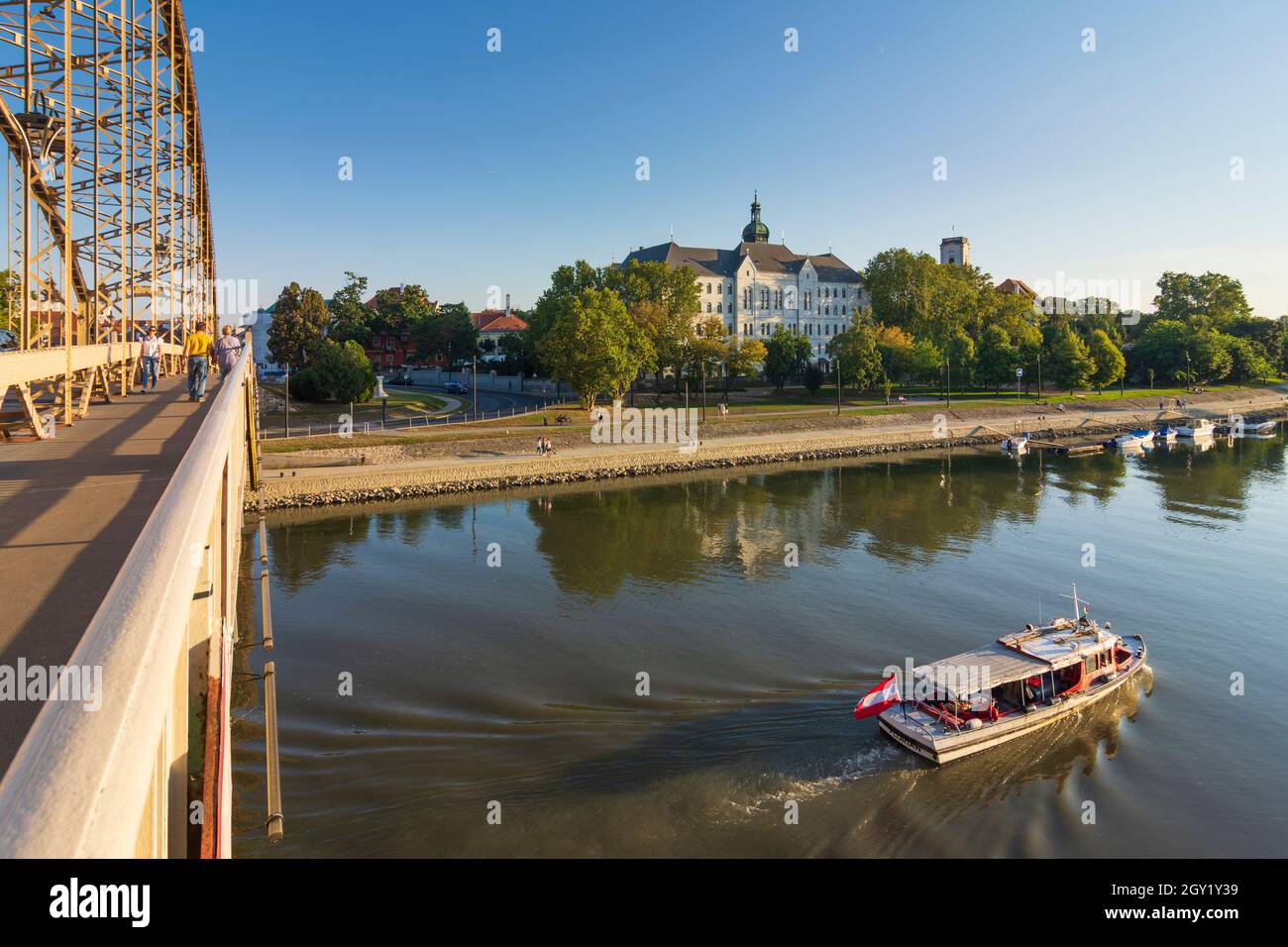 Györ (Raab): Fluss Mosoni Duna (Donau), Schulgebäude, Bischofsburg und Bischofspalast, Kossuth-Brücke in , Györ-Moson-Sopron, Ungarn Stockfoto