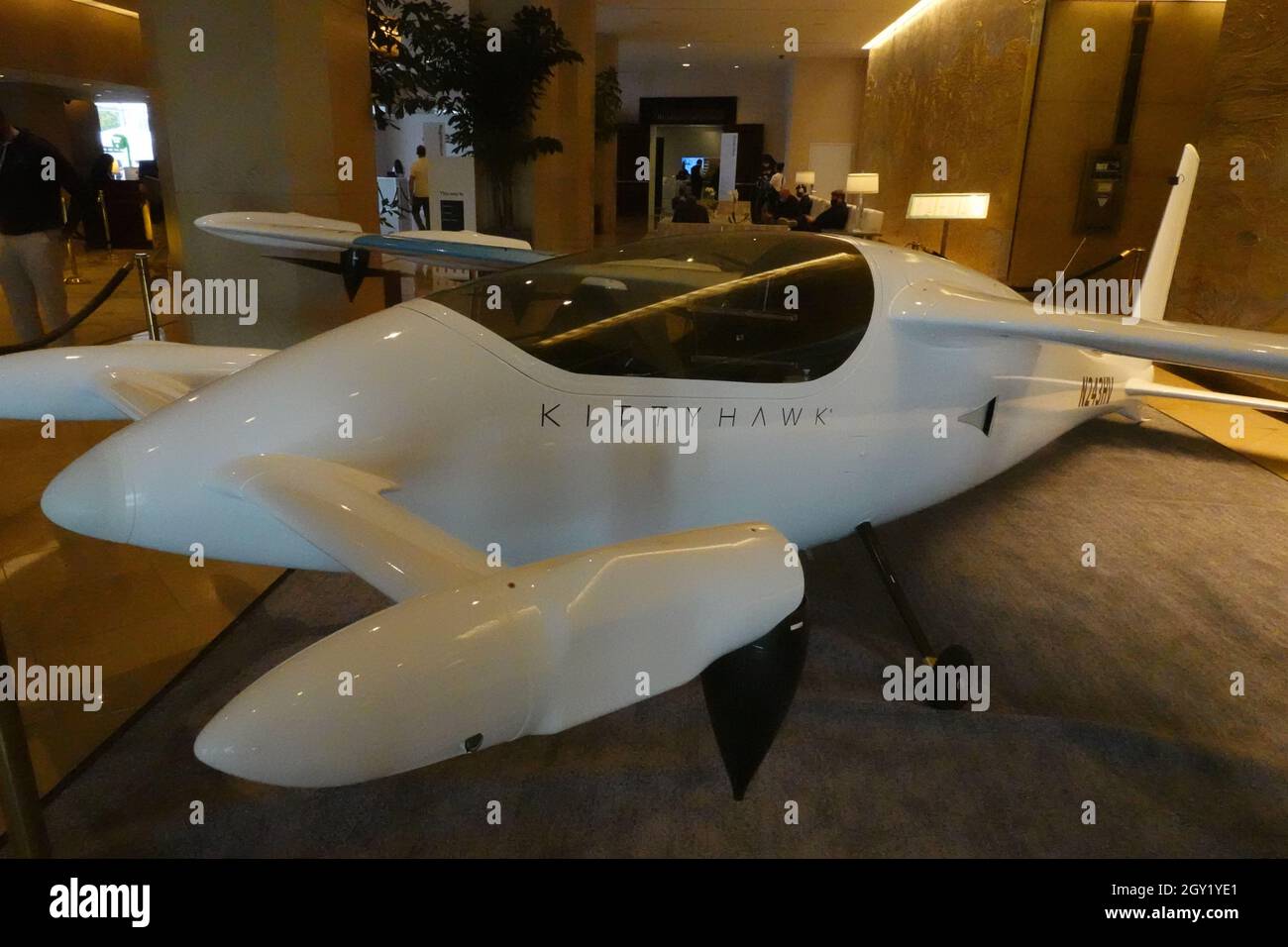Kitty Hawk pilotloses Flugzeug in der Lobby des Hilton Hotel Beverly Hills Stockfoto