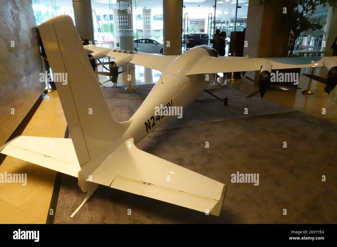 Kitty Hawk pilotloses Flugzeug in der Lobby des Hilton Hotel Beverly Hills Stockfoto