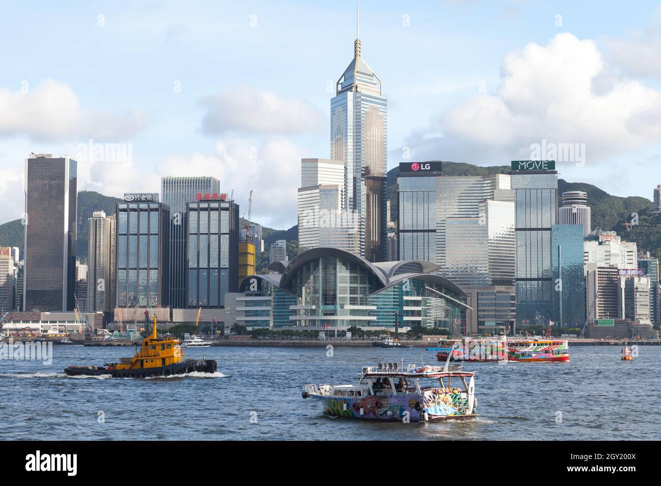 Hongkong - 13. Juli 2017: Central District of Hong Kong. Skyline mit Bürohochhäusern und Booten Stockfoto