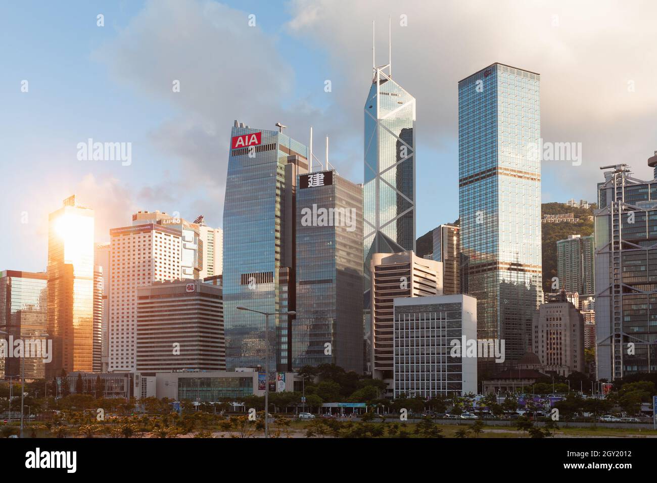 Hongkong - 11. Juli 2017: Bürohochhäuser in sonniger Lage, Skyline des zentralen Bezirks von Hongkong Stockfoto
