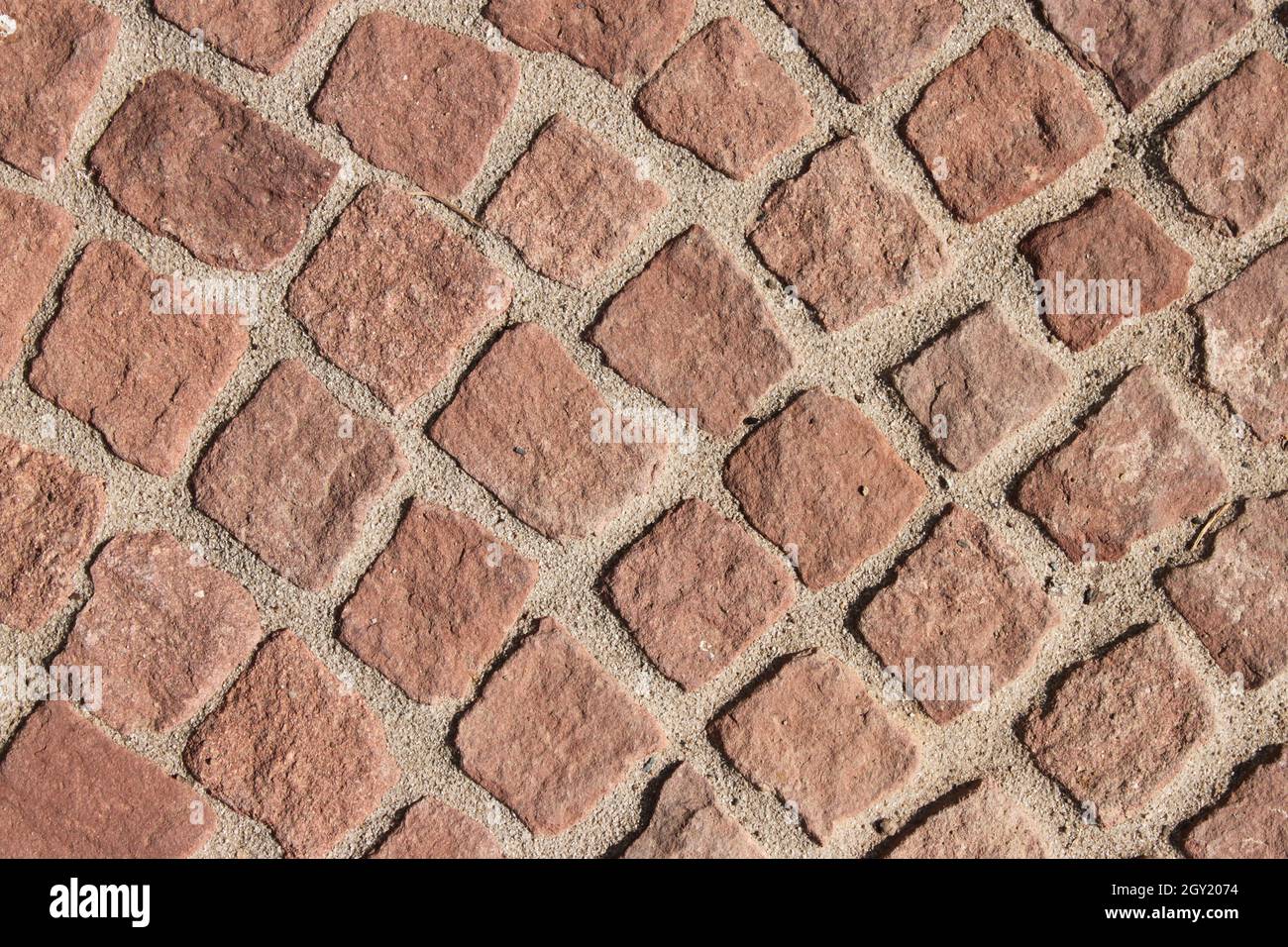 Bürgersteig mit rotem Kopfsteinpflaster Stockfoto