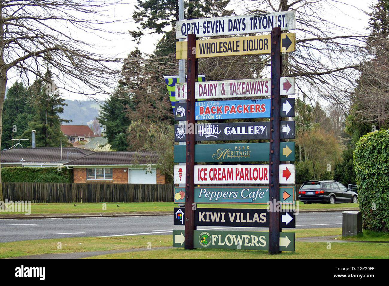 Ein Holzschild, das die Geschäfte in der Tryon Street in Rotorua, Neuseeland, im Jahr 2005 anzeigt. Stockfoto