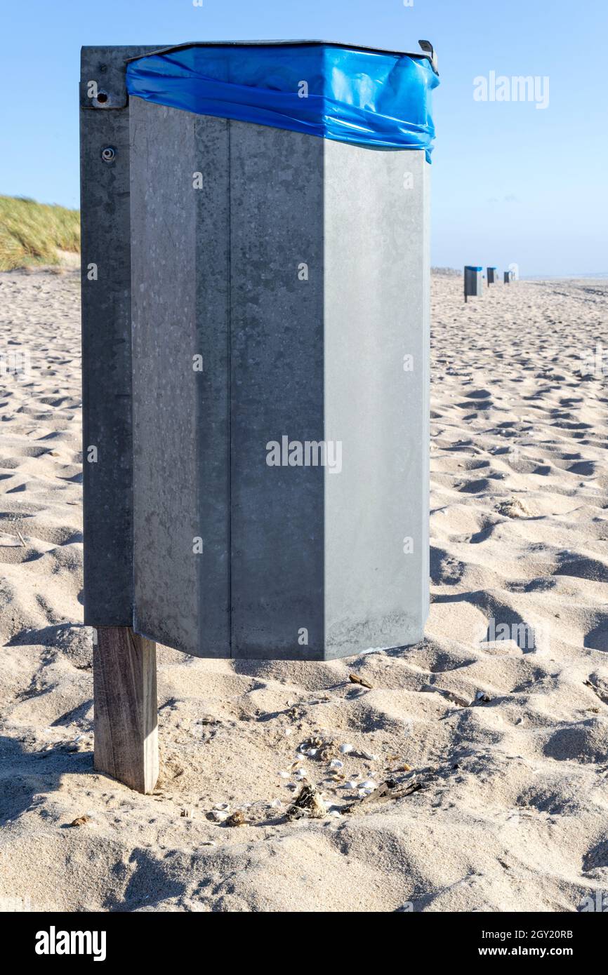 Öffentlicher Abfallcontainer am Sandstrand Stockfoto