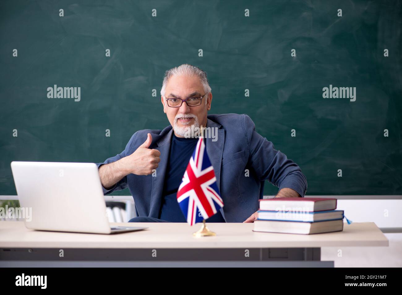 Alte englischlehrerin im Klassenzimmer Stockfoto