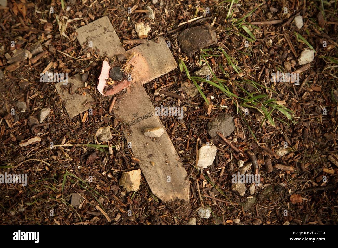 Gedenkkreuz der Erinnerung in Blanchland Abbey Churchyard, Blanchland, Northumberland, Großbritannien. Stockfoto