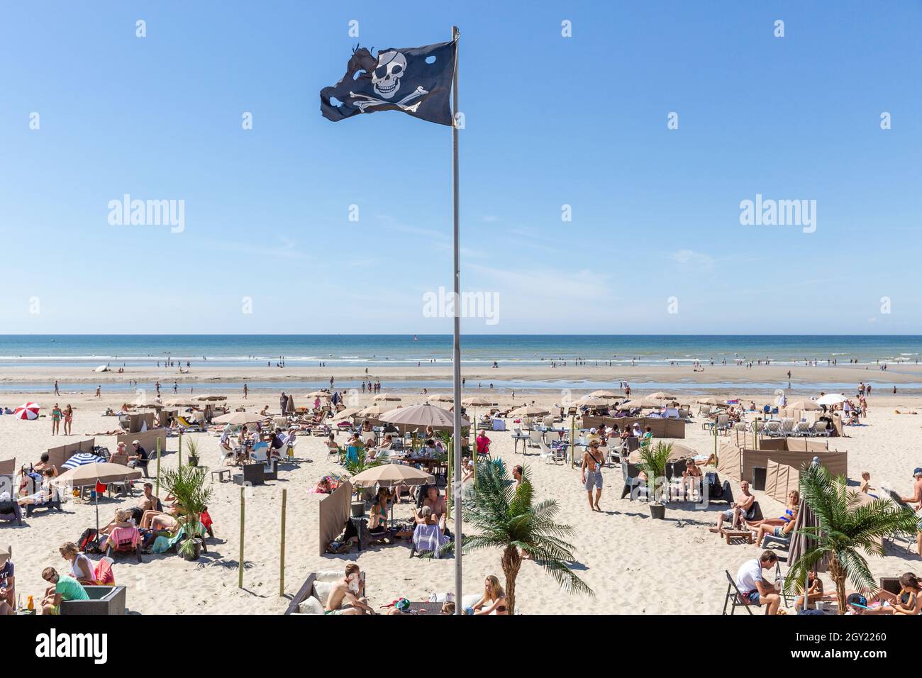 Beliebter Strand mit einer Piratenflagge Stockfoto