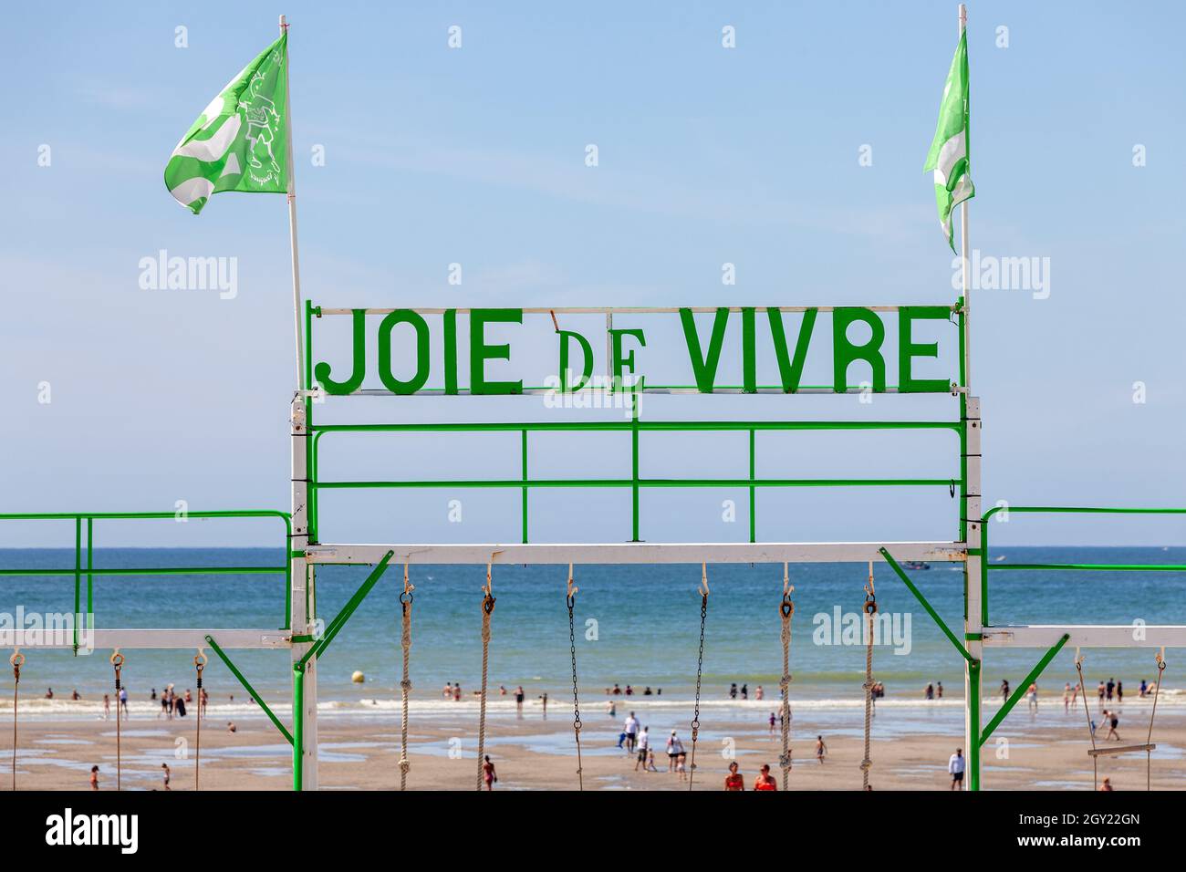 Portal eines Spielplatzes am Strand, markiert 'Joie de Vivre' (Lebensfreude) Stockfoto