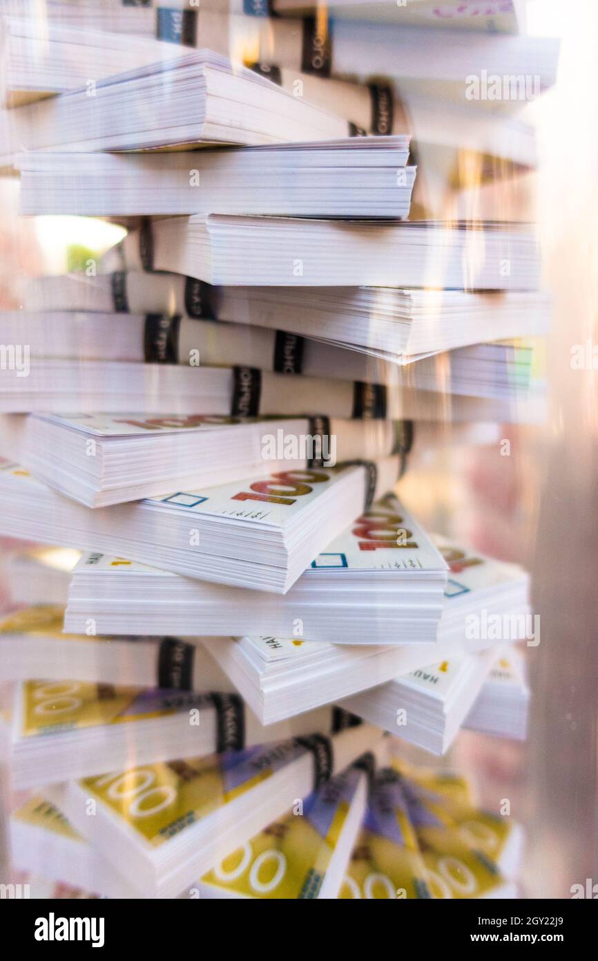 Bündeln ukrainischer Banknoten mit einem Nennwert von 100 Griwna. Stockfoto