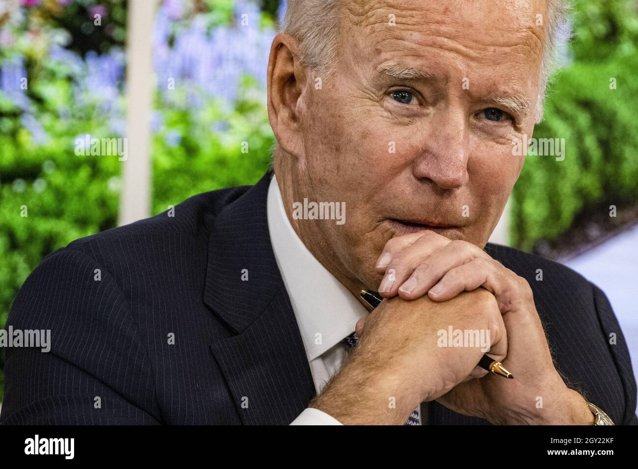 Washington, Usa. Oktober 2021. US-Präsident Joe Biden nimmt am Mittwoch, den 6. Oktober 2021, an einem Treffen im Eisenhower Executive Office Building in Washington, DC Teil. Biden trifft sich mit führenden Finanz- und Unternehmensvertretern, um den potenziellen Schaden für die US-Wirtschaft durch einen Schuldenausfall hervorzuheben, da die Gesetzgeber weiterhin über die Schuldengrenze hinkritzen. Foto von Samuel Corum/UPI Credit: UPI/Alamy Live News Stockfoto