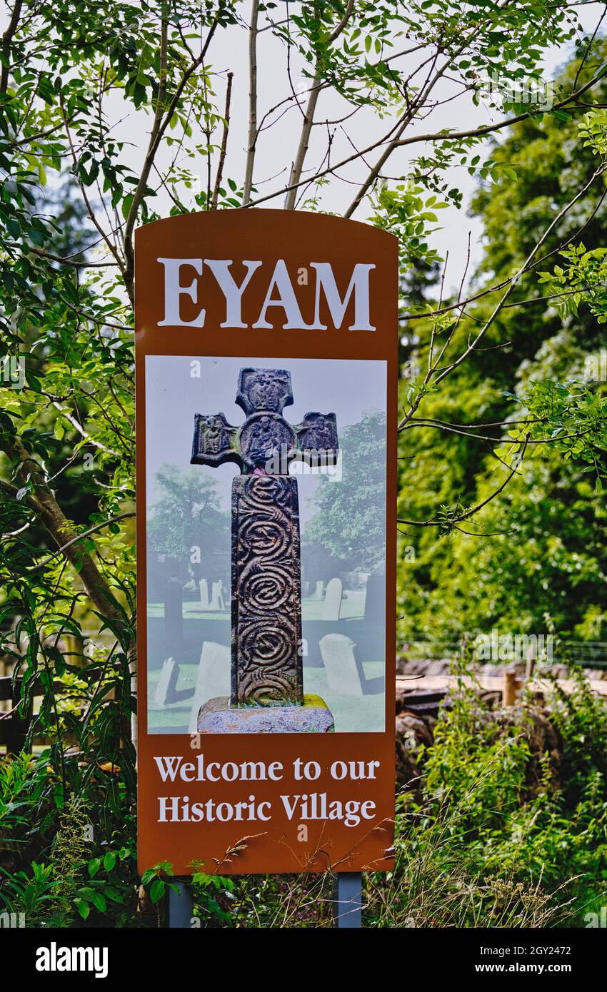 Schild am Eingang zum historischen Pestdorf Eyam, Peak District National Park, Derbyshire, England Stockfoto