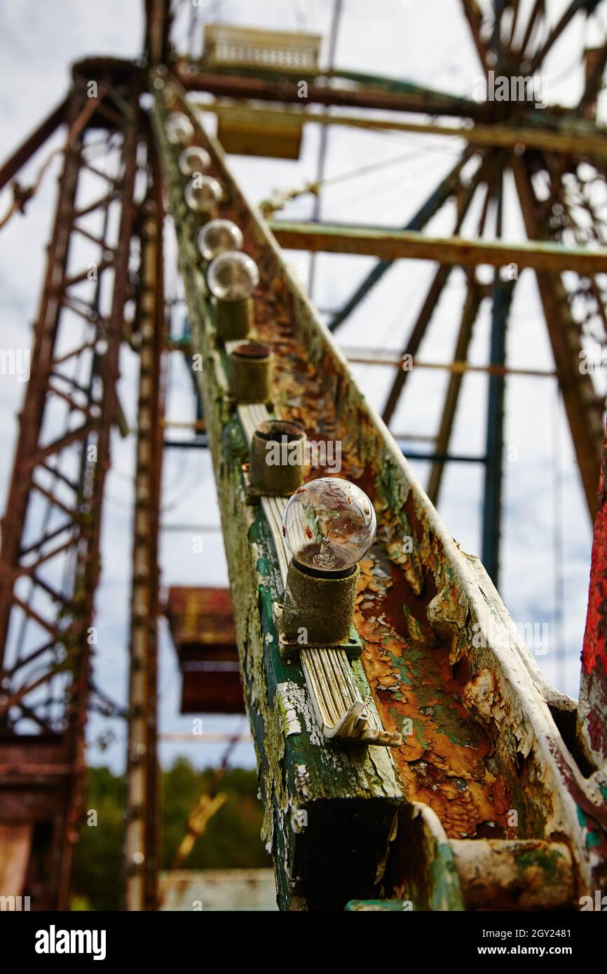 Perspektivische Aufnahme einer Glühbirne auf einem Klettersteig Stockfoto