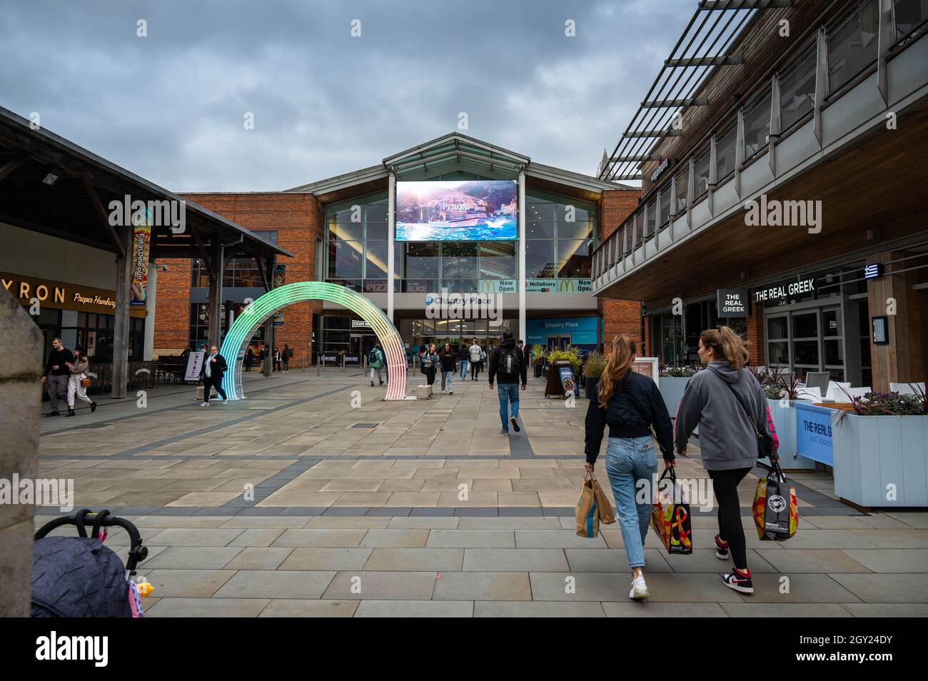 Ein Blick auf den farbigen elektrischen Regenbogen vor dem Eingang zur Chantry Place Mall in norwich mit Einkäufern, die ein- und ausgehen Stockfoto