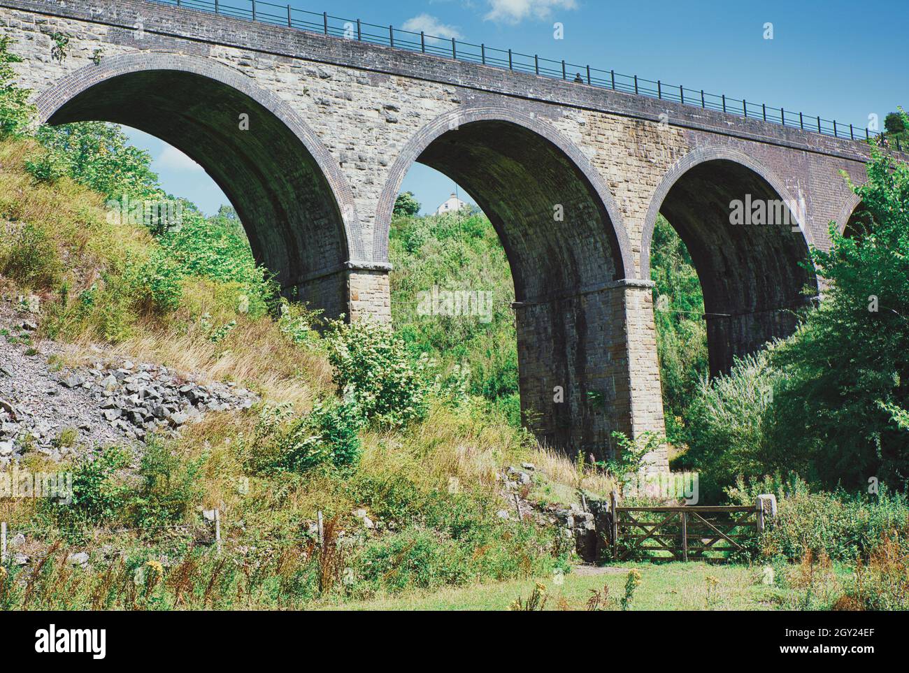 Das denkmalgeschützte viktorianische Monsal-Dale-Viadukt (Grabstein-Viadukt), erbaut 1863, Monsal Head, Peak District, Derbyshire. England Stockfoto