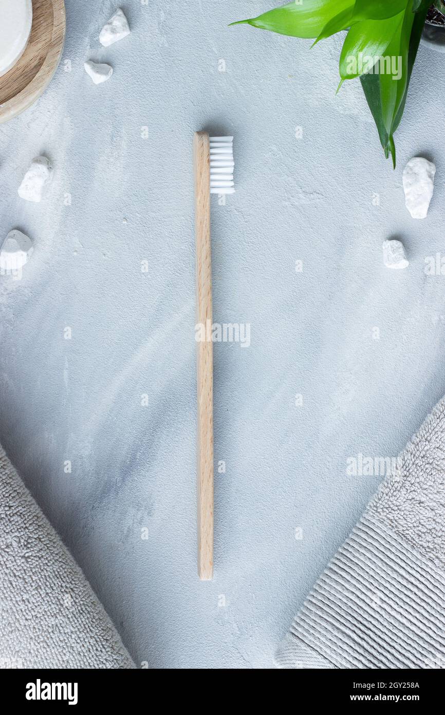 Zahnbürste aus Holz auf Seifengrund; nachhaltiger Lebensstil; plastikfreie Hygiene Stockfoto