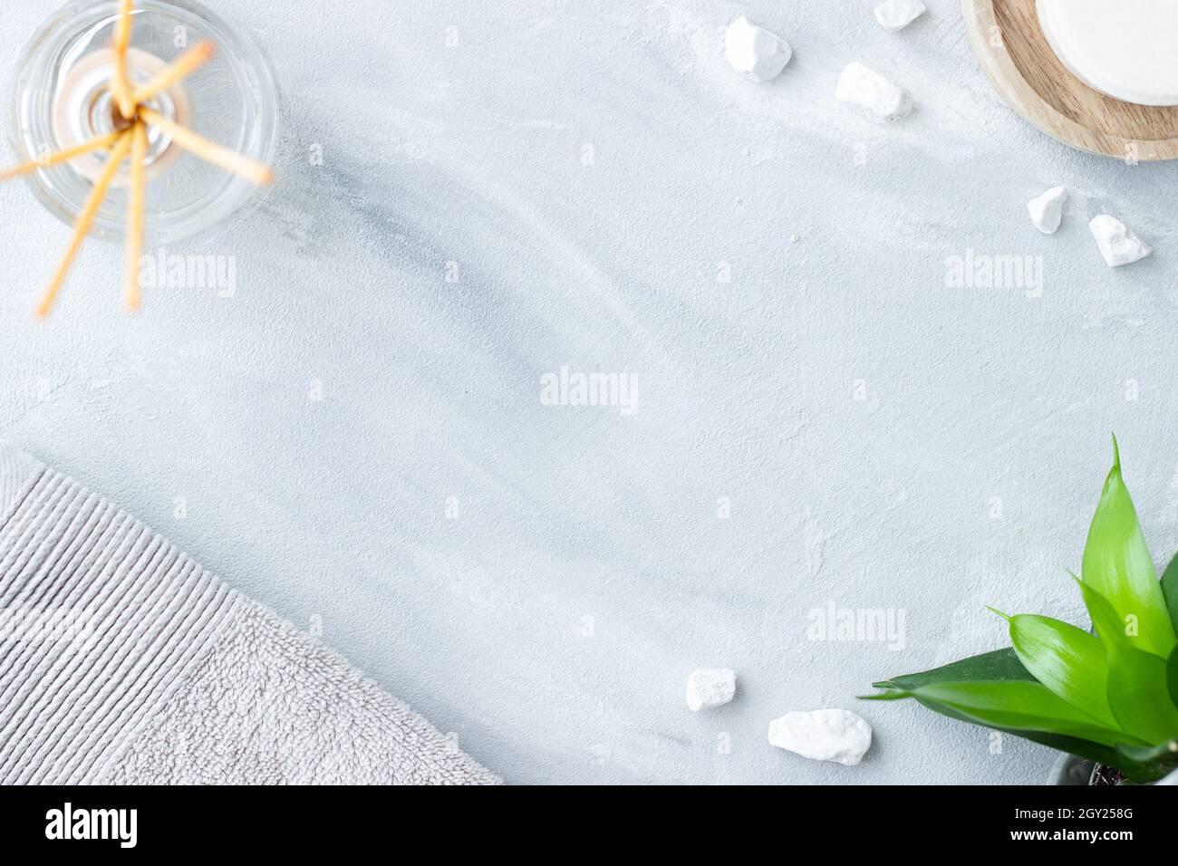 Moderner Spa-Hintergrund mit Kopierbereich in der Mitte; strukturierter grauer Hintergrund; Wellness-Hintergrund Stockfoto